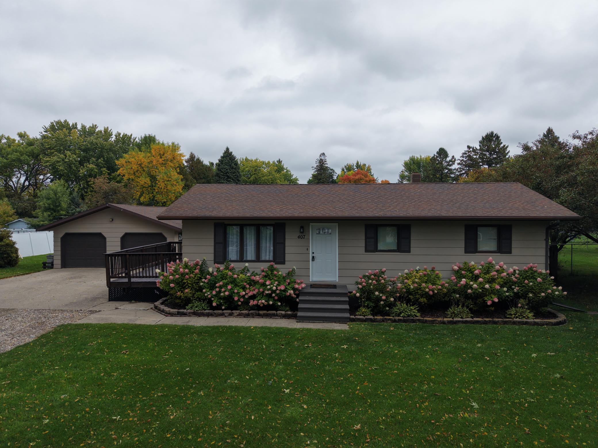 1985 single family home for sale at 407 W Washington Avenue in Mahnomen, MN — 4 bed, 2 bath (photo 2 of 51)
