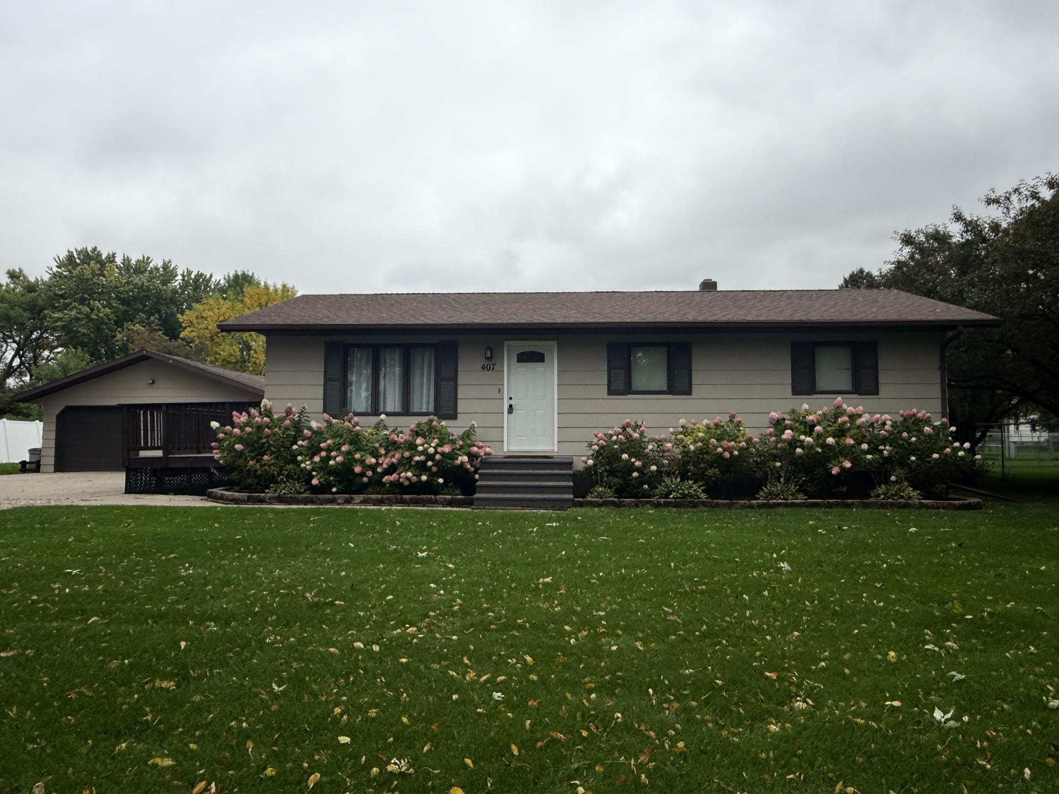 1985 single family home for sale at 407 W Washington Avenue in Mahnomen, MN — 4 bed, 2 bath (photo 11 of 51)