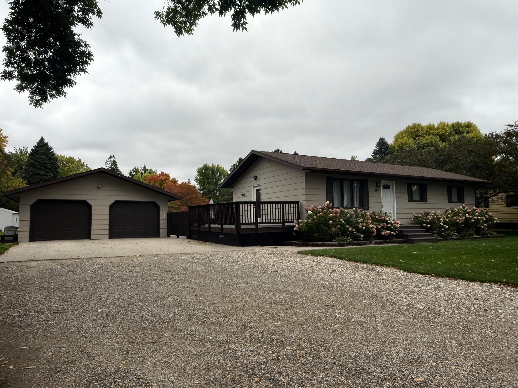 1985 single family home for sale at 407 W Washington Avenue in Mahnomen, MN — 4 bed, 2 bath (photo 12 of 51)
