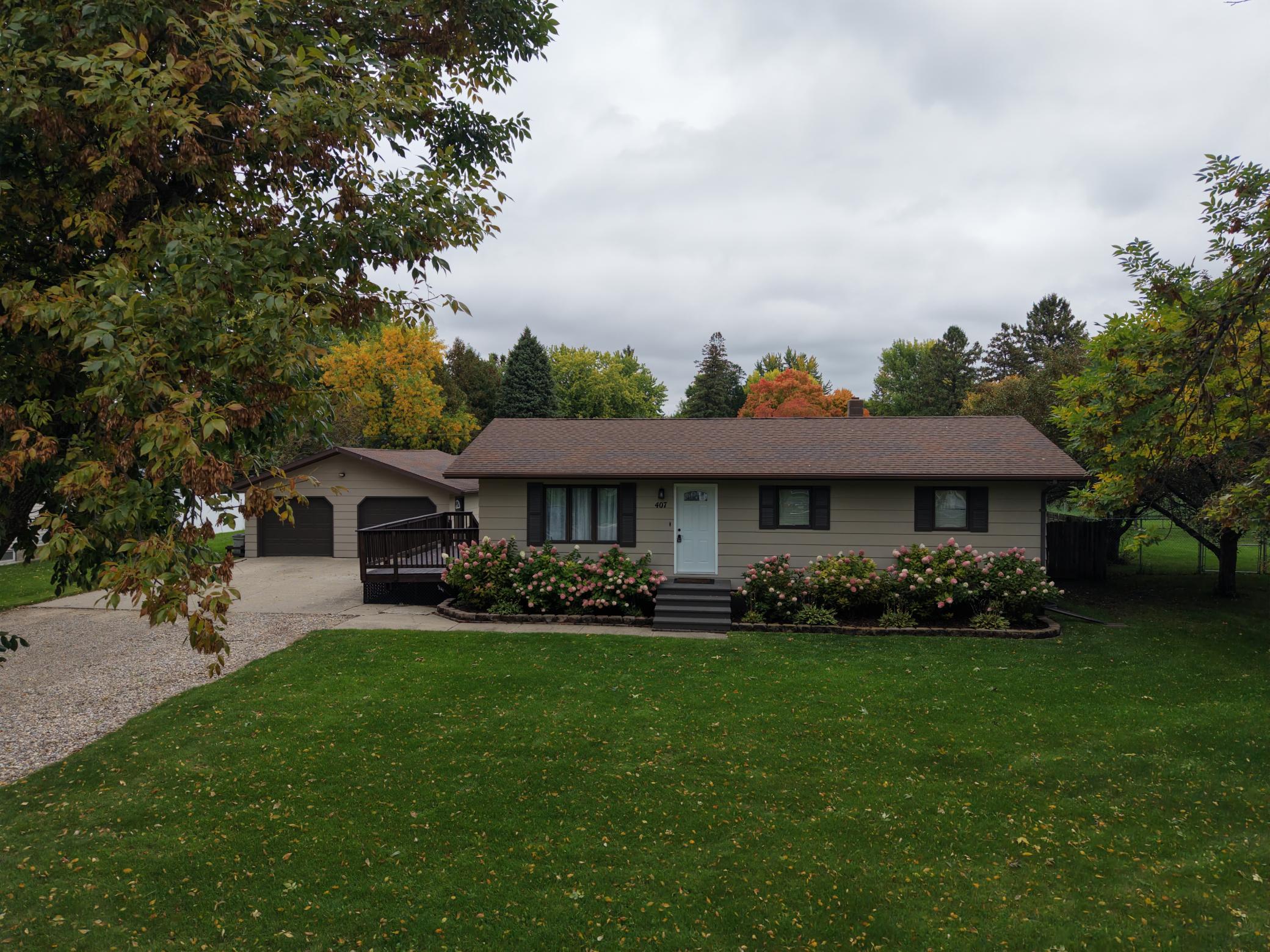 1985 single family home for sale at 407 W Washington Avenue in Mahnomen, MN — 4 bed, 2 bath (photo 3 of 51)