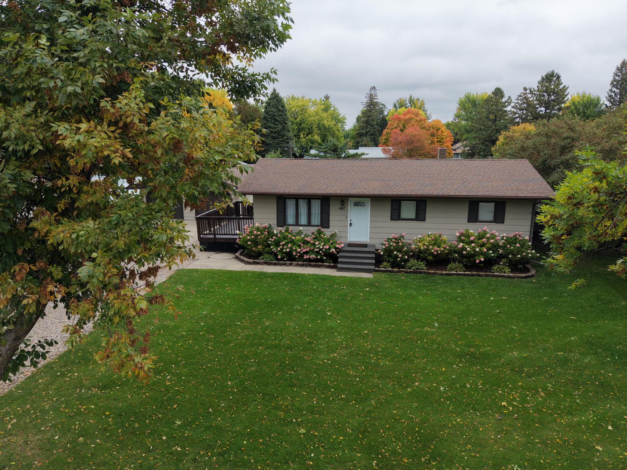 1985 single family home for sale at 407 W Washington Avenue in Mahnomen, MN — 4 bed, 2 bath (photo 4 of 51)