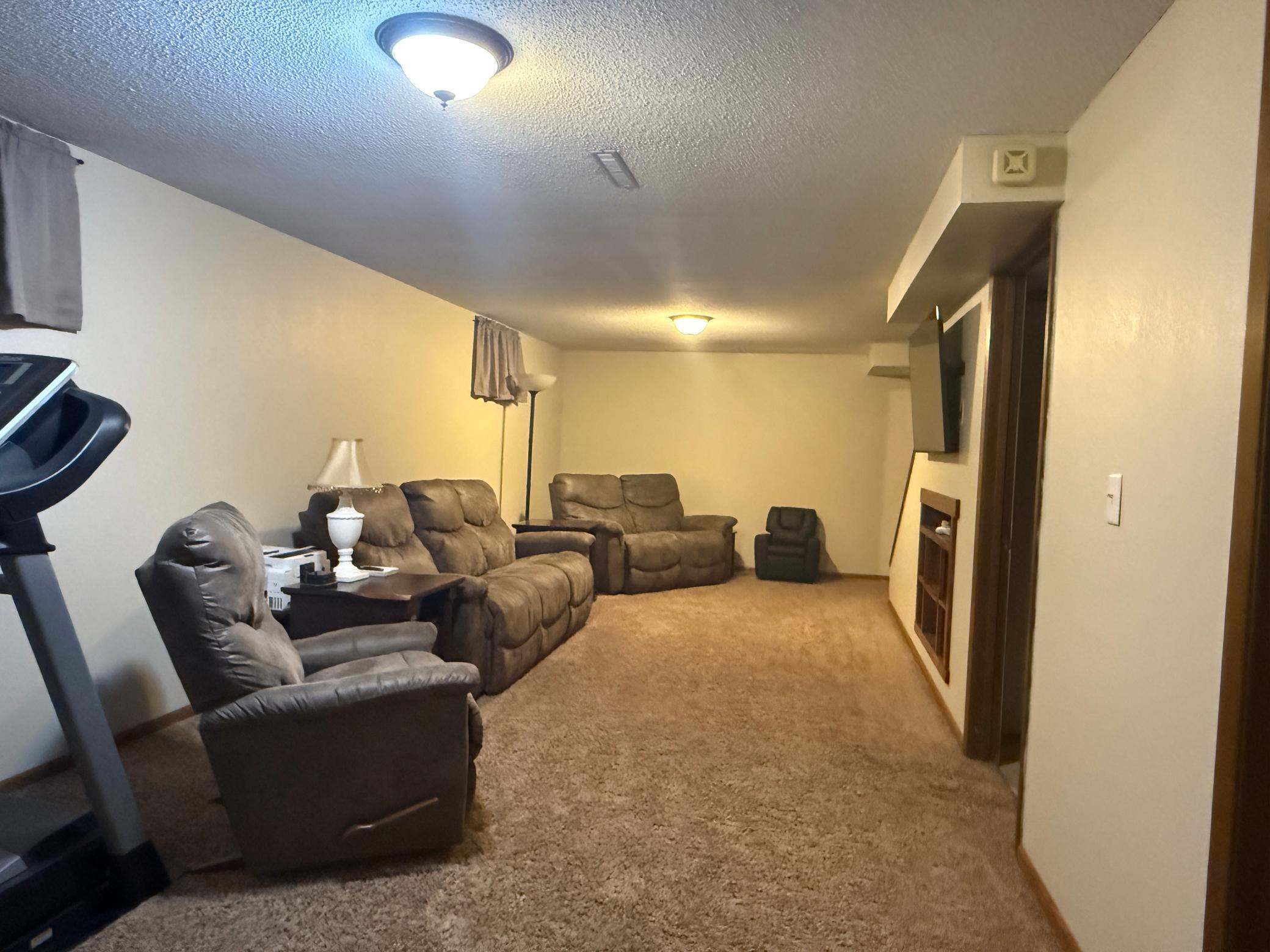 1985 single family home for sale at 407 W Washington Avenue in Mahnomen, MN — 4 bed, 2 bath (photo 31 of 51)