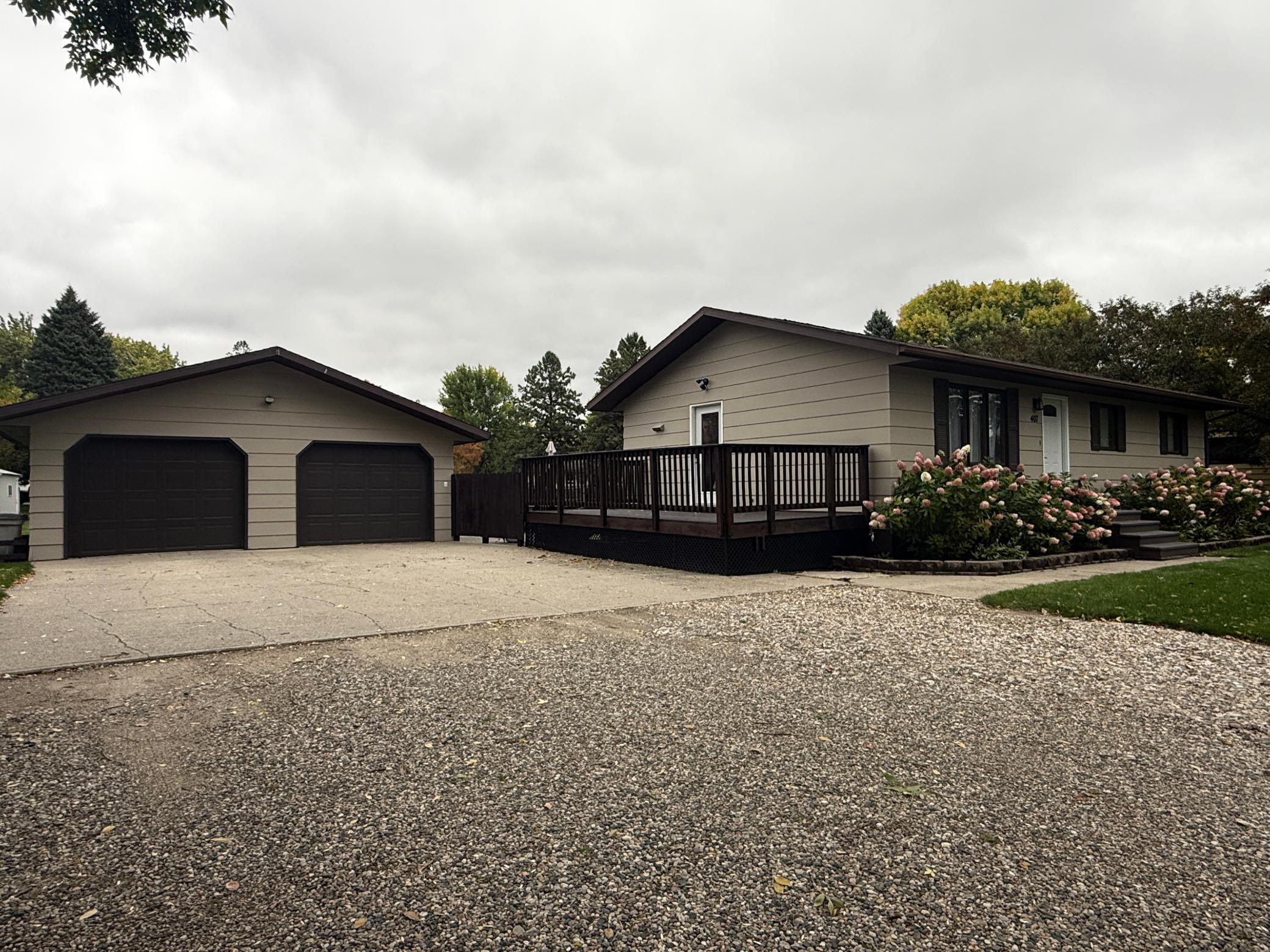 1985 single family home for sale at 407 W Washington Avenue in Mahnomen, MN — 4 bed, 2 bath (photo 40 of 51)