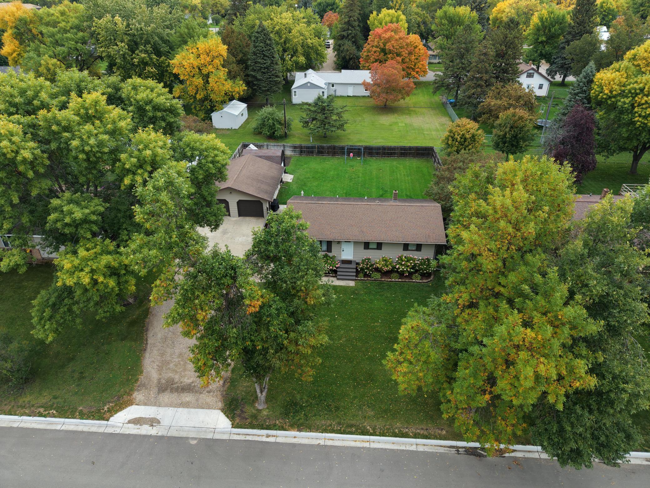 1985 single family home for sale at 407 W Washington Avenue in Mahnomen, MN — 4 bed, 2 bath (photo 5 of 51)