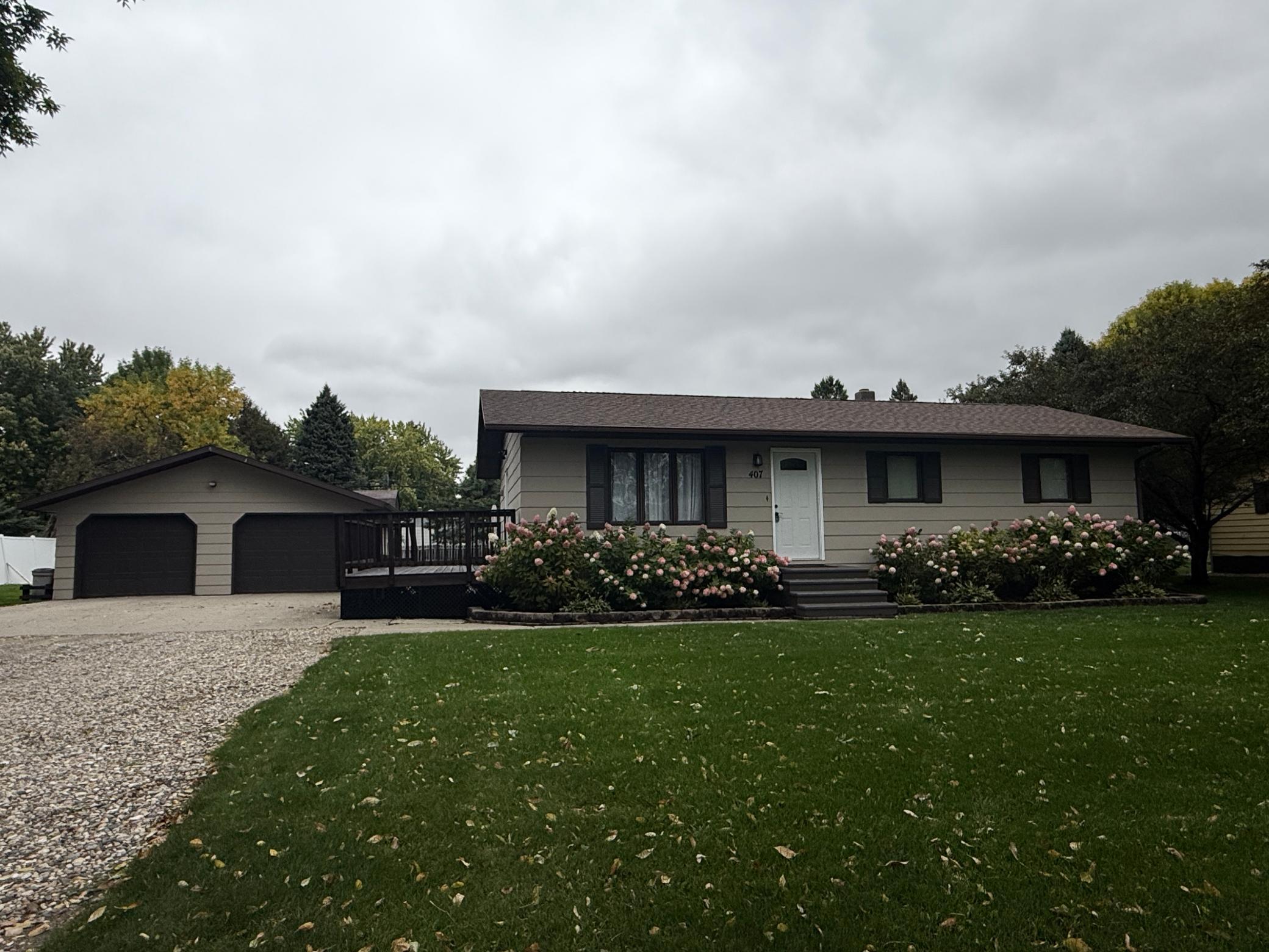 1985 single family home for sale at 407 W Washington Avenue in Mahnomen, MN — 4 bed, 2 bath (photo 41 of 51)