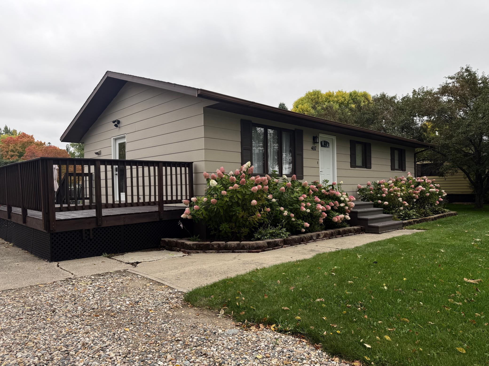 1985 single family home for sale at 407 W Washington Avenue in Mahnomen, MN — 4 bed, 2 bath (photo 10 of 51)