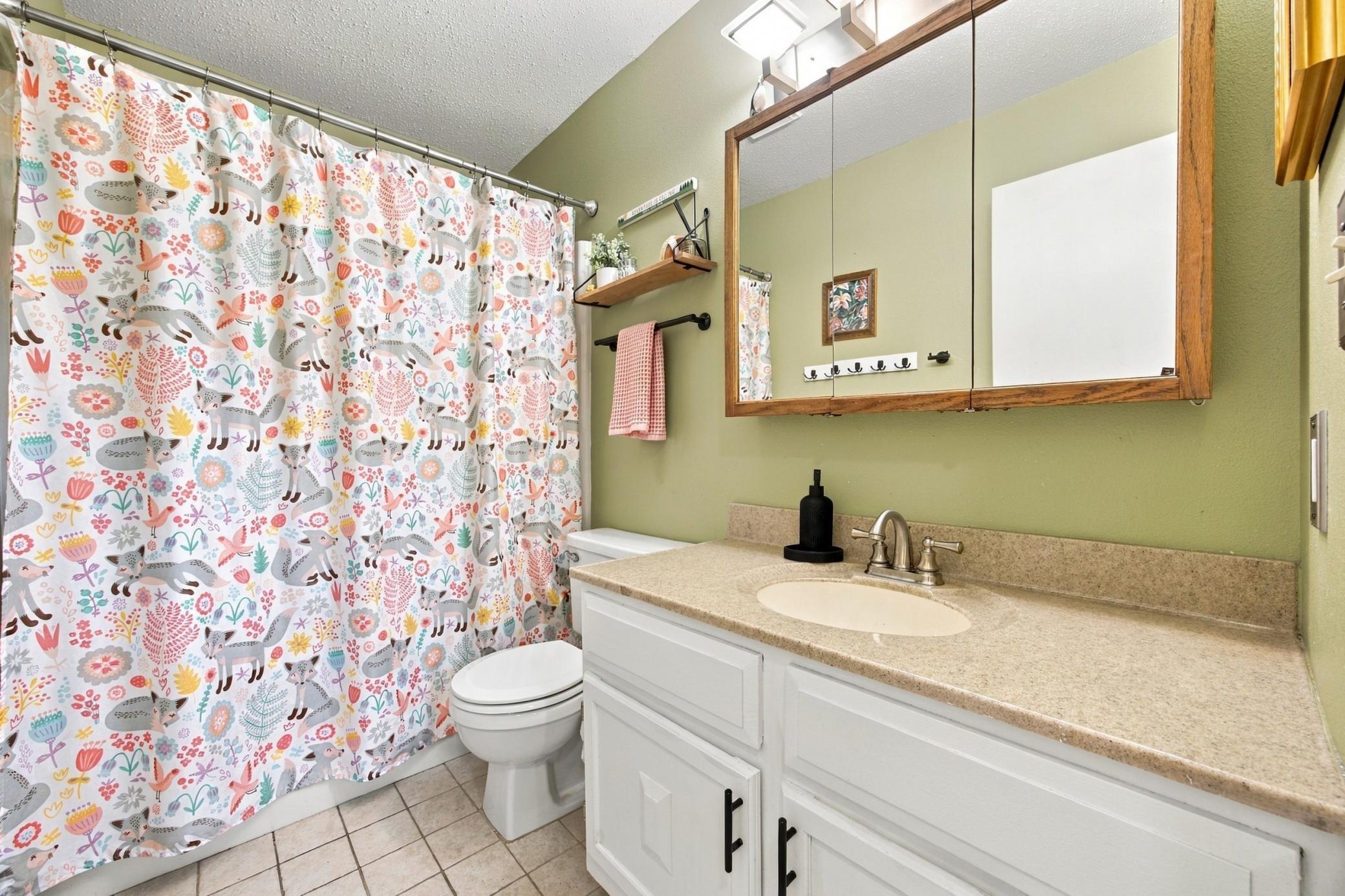 1977 twin home for sale at 2346 Demores Drive S in Fargo, ND — 3 bed, 2 bath (photo 17 of 39)