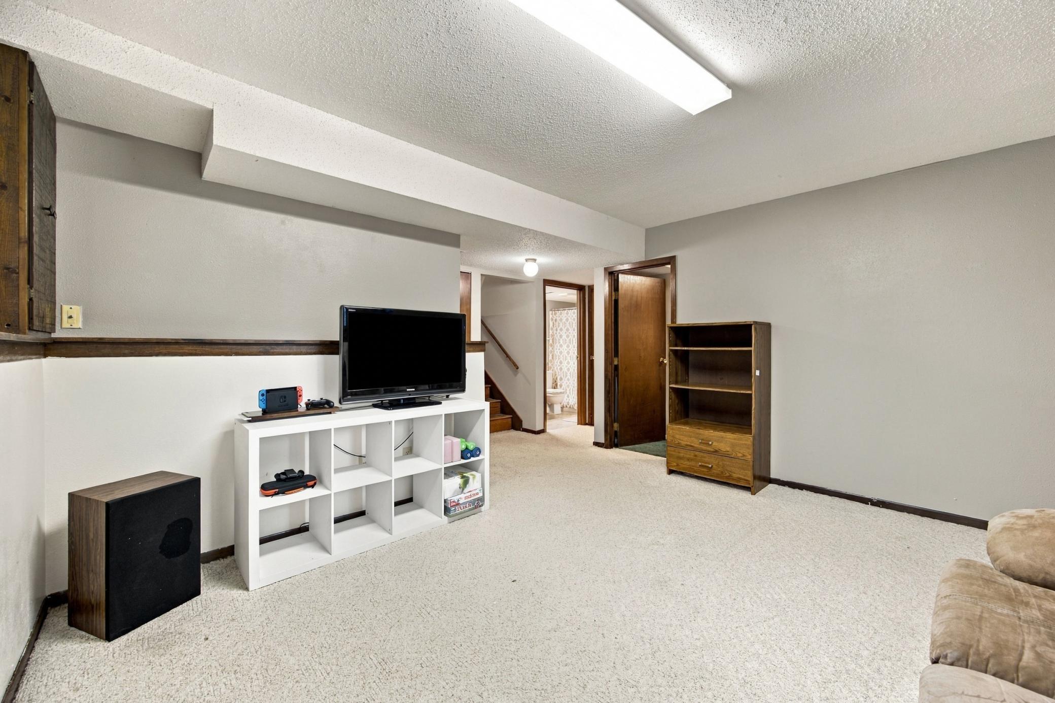 1977 twin home for sale at 2346 Demores Drive S in Fargo, ND — 3 bed, 2 bath (photo 20 of 39)