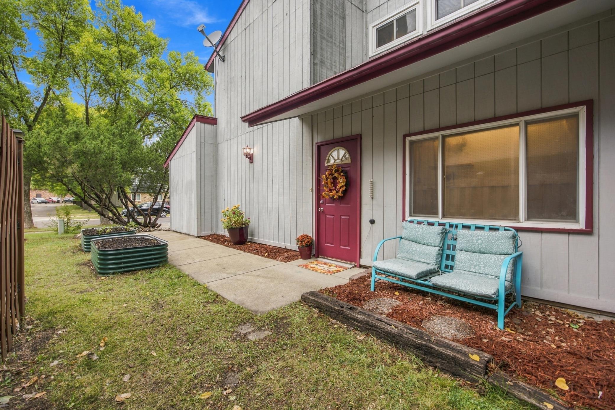 1977 twin home for sale at 2346 Demores Drive S in Fargo, ND — 3 bed, 2 bath (photo 3 of 39)