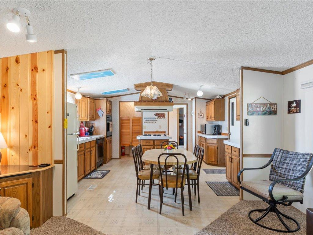 1992 single family home for sale at 8143 Meadow Lake Road SW in Motley, MN — 3 bed, 3 bath (photo 6 of 52)
