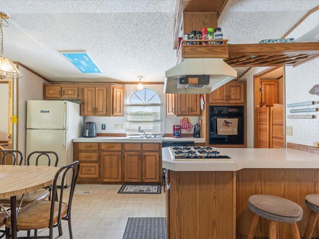 1992 single family home for sale at 8143 Meadow Lake Road SW in Motley, MN — 3 bed, 3 bath (photo 8 of 52)