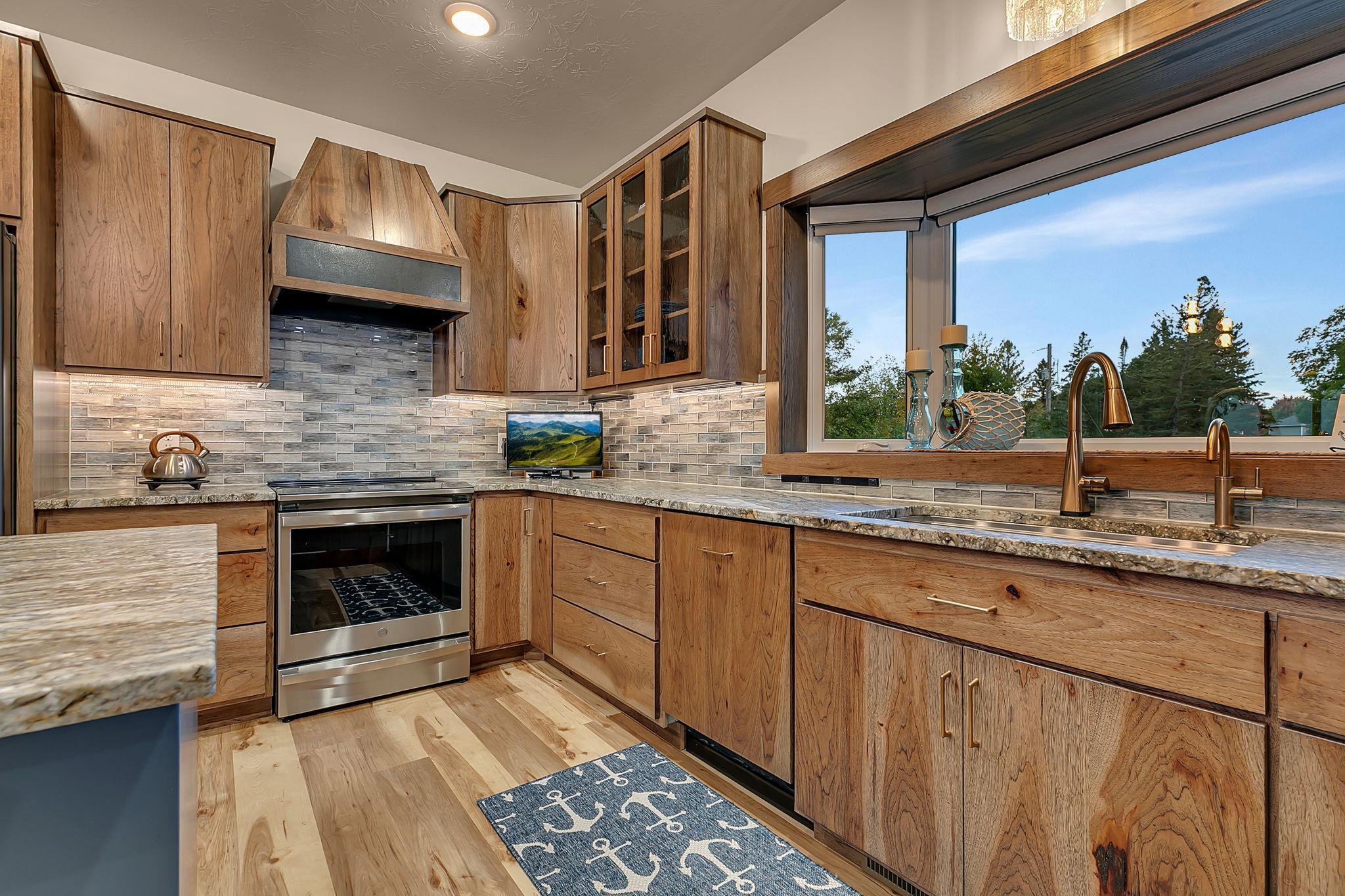 2025 single family home for sale at 3304 Latoka Beach Road SW in Alexandria, MN — 3 bed, 3 bath (photo 23 of 100)