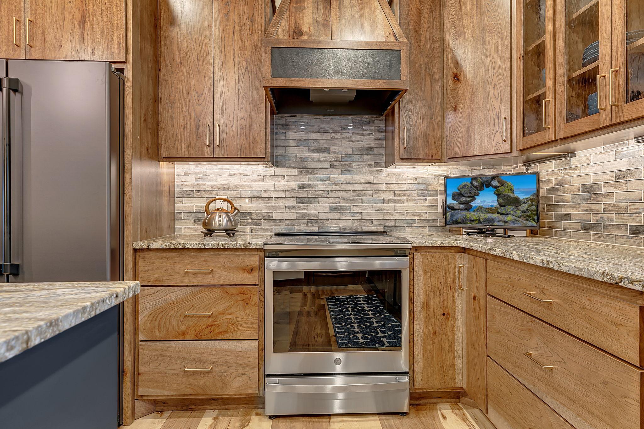 2025 single family home for sale at 3304 Latoka Beach Road SW in Alexandria, MN — 3 bed, 3 bath (photo 24 of 100)