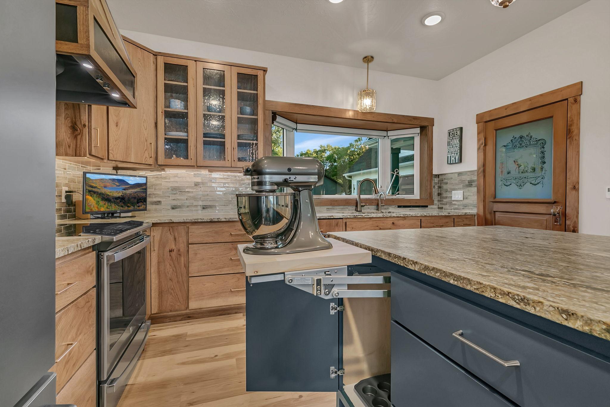 2025 single family home for sale at 3304 Latoka Beach Road SW in Alexandria, MN — 3 bed, 3 bath (photo 28 of 100)