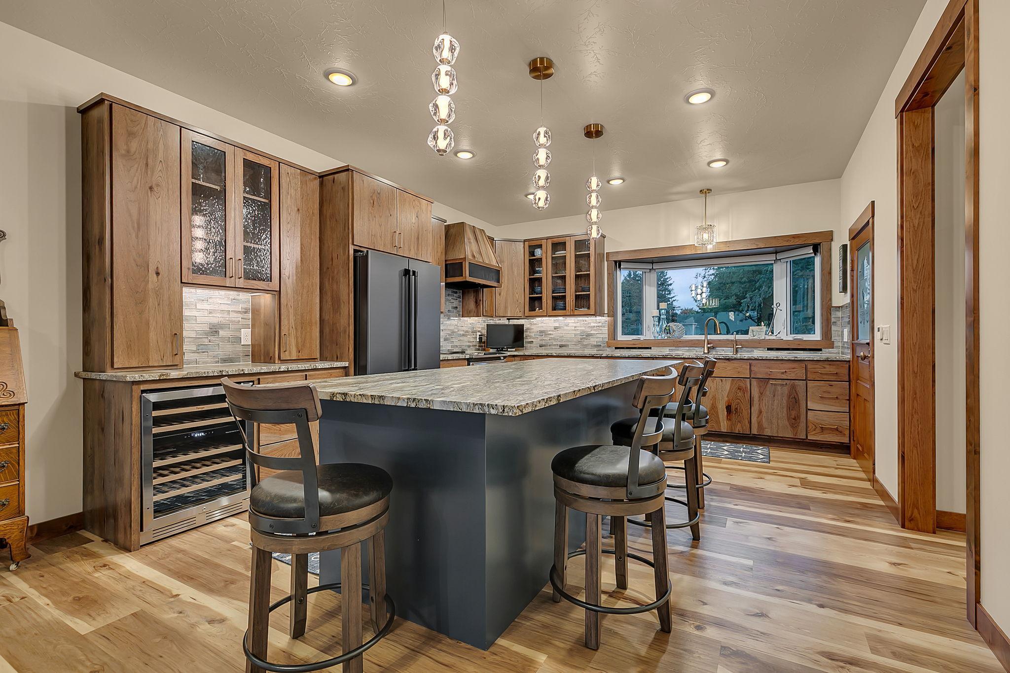 2025 single family home for sale at 3304 Latoka Beach Road SW in Alexandria, MN — 3 bed, 3 bath (photo 9 of 100)