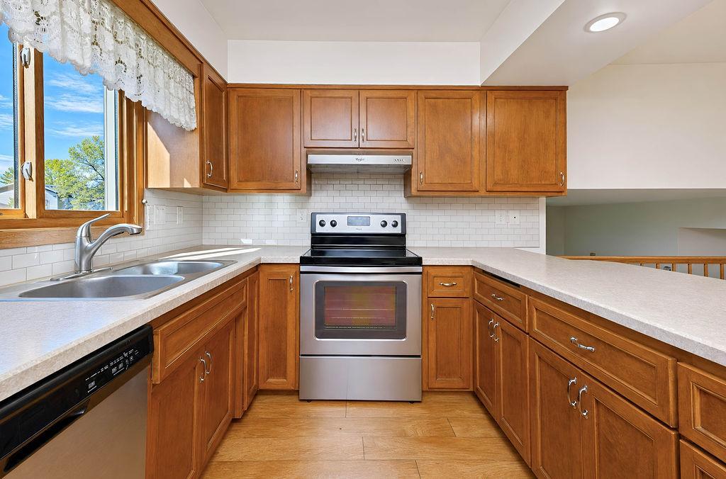 1968 single family home for sale at 2844 NE Longfellow Road N in Fargo, ND — 3 bed, 3 bath (photo 14 of 44)