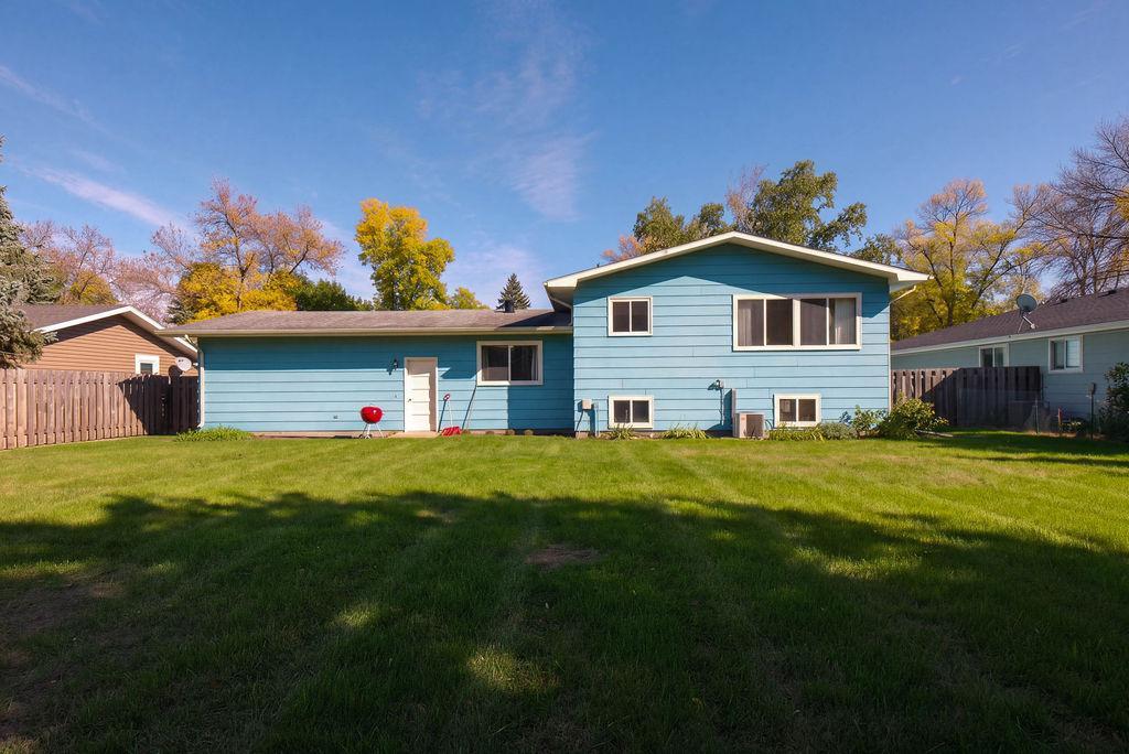 1968 single family home for sale at 2844 NE Longfellow Road N in Fargo, ND — 3 bed, 3 bath (photo 3 of 44)