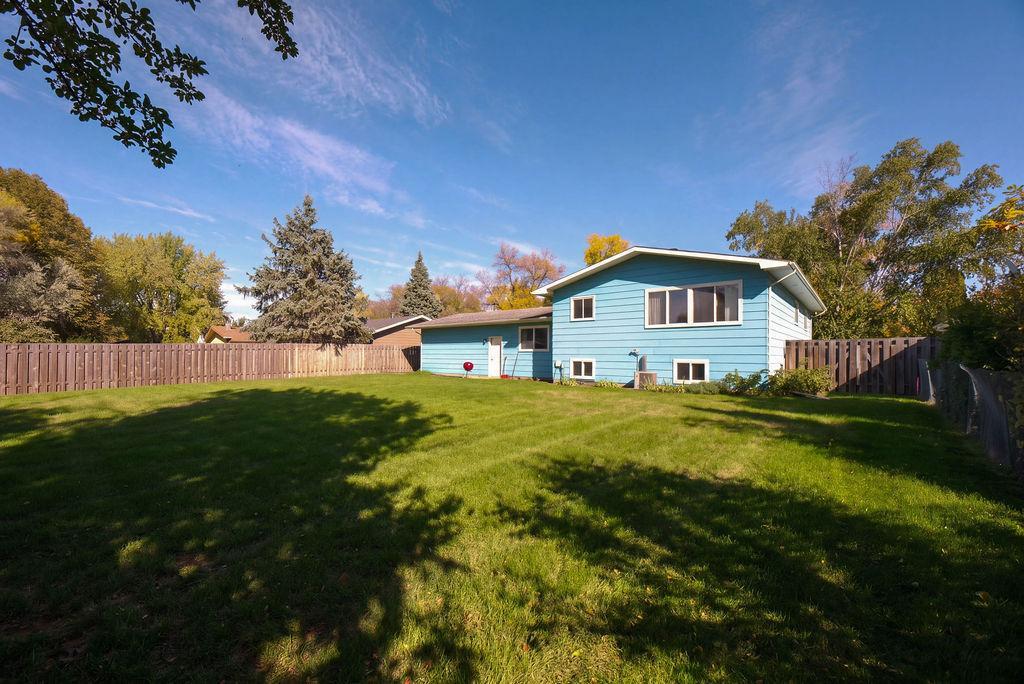 1968 single family home for sale at 2844 NE Longfellow Road N in Fargo, ND — 3 bed, 3 bath (photo 4 of 44)