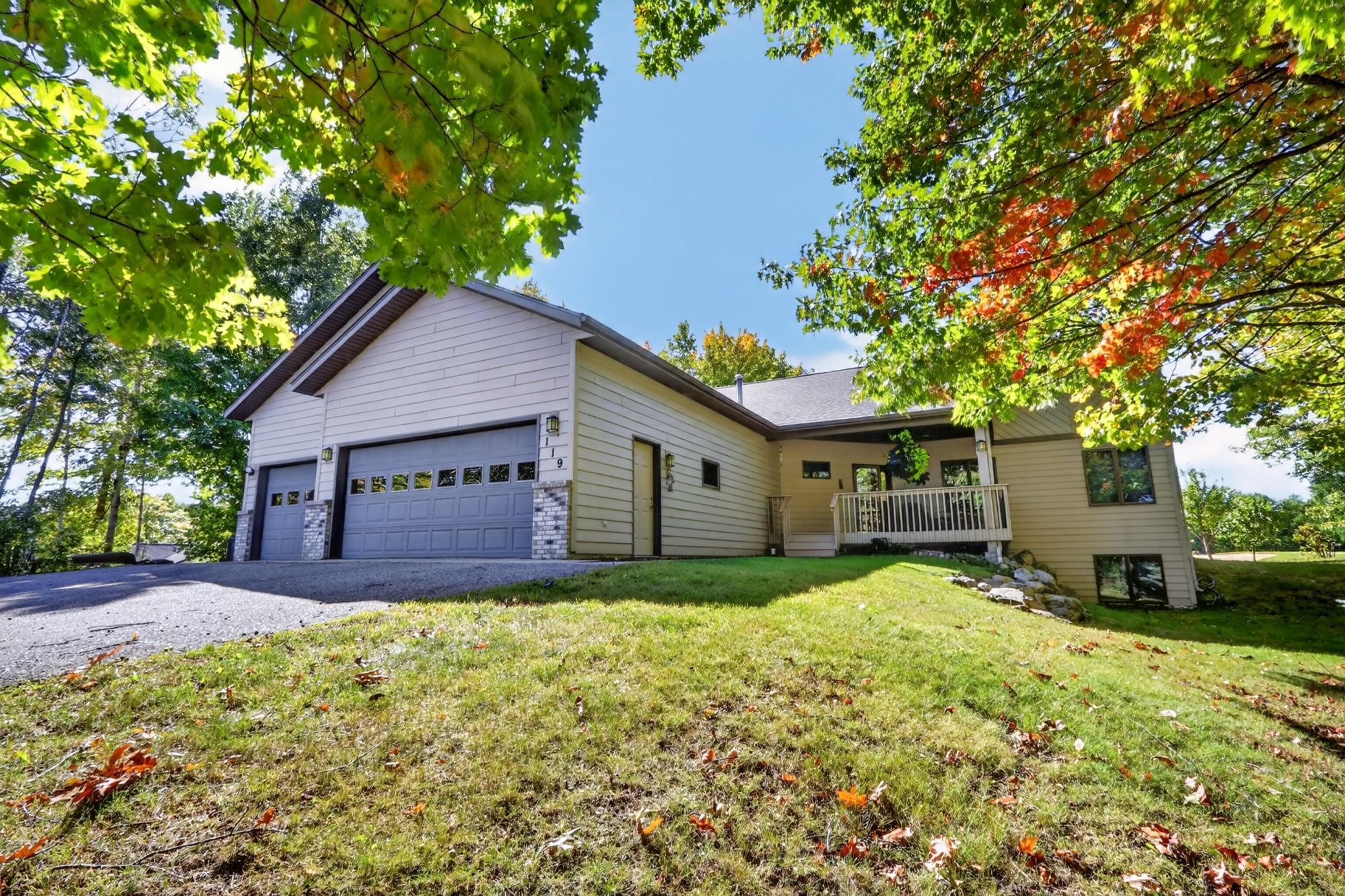 2004 single family home for sale at 119 Eagle Drive in Coleraine, MN — 4 bed, 4 bath (photo 2 of 68)