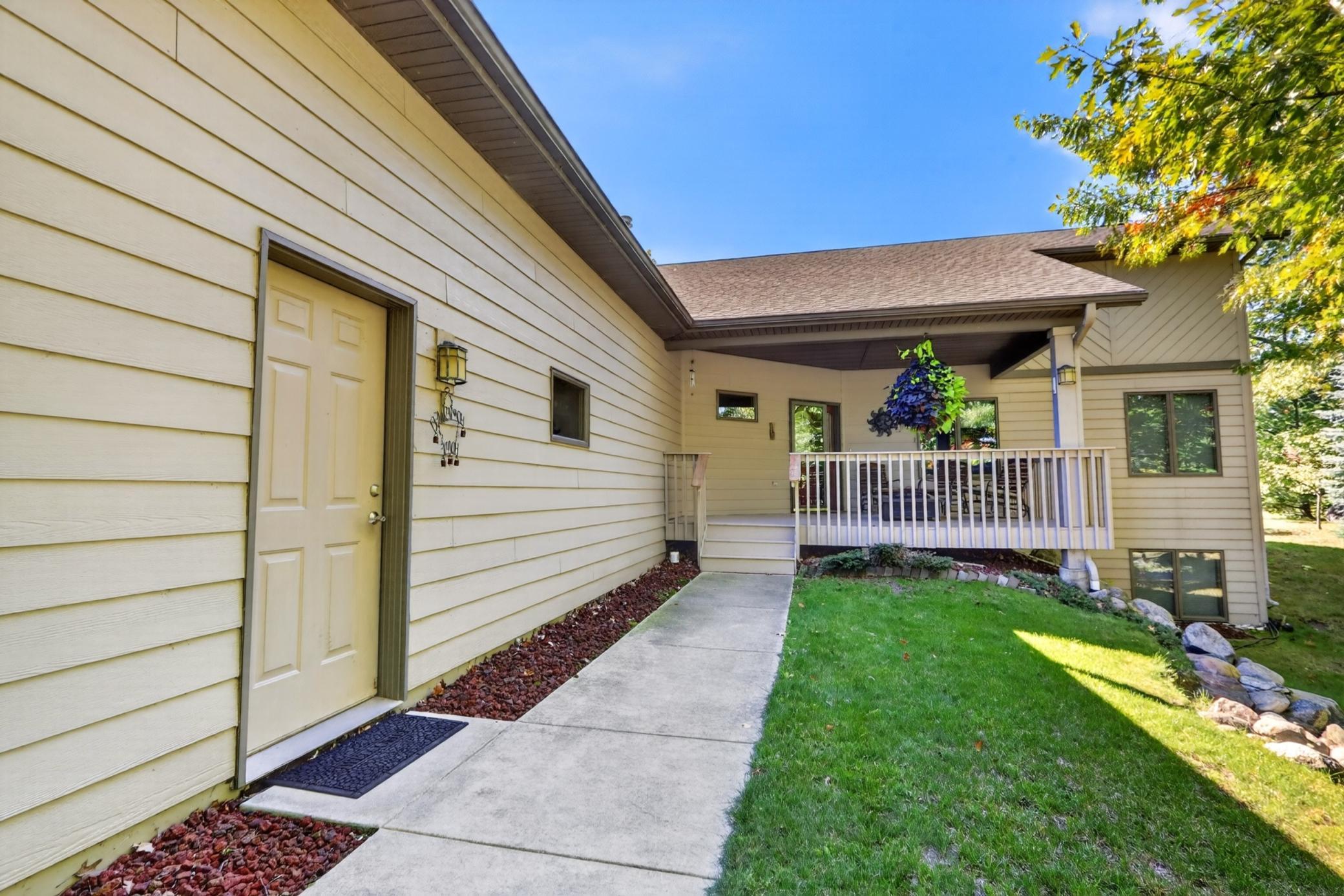 2004 single family home for sale at 119 Eagle Drive in Coleraine, MN — 4 bed, 4 bath (photo 5 of 68)