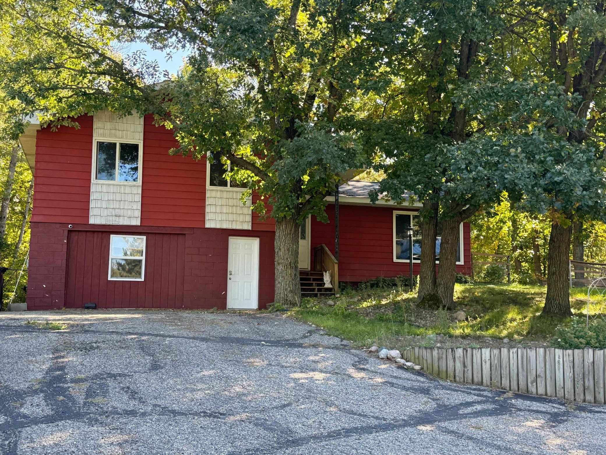 1976 single family home for sale at 17945 330th Avenue in Detroit Lakes, MN — 4 bed, 4 bath (photo 2 of 5)