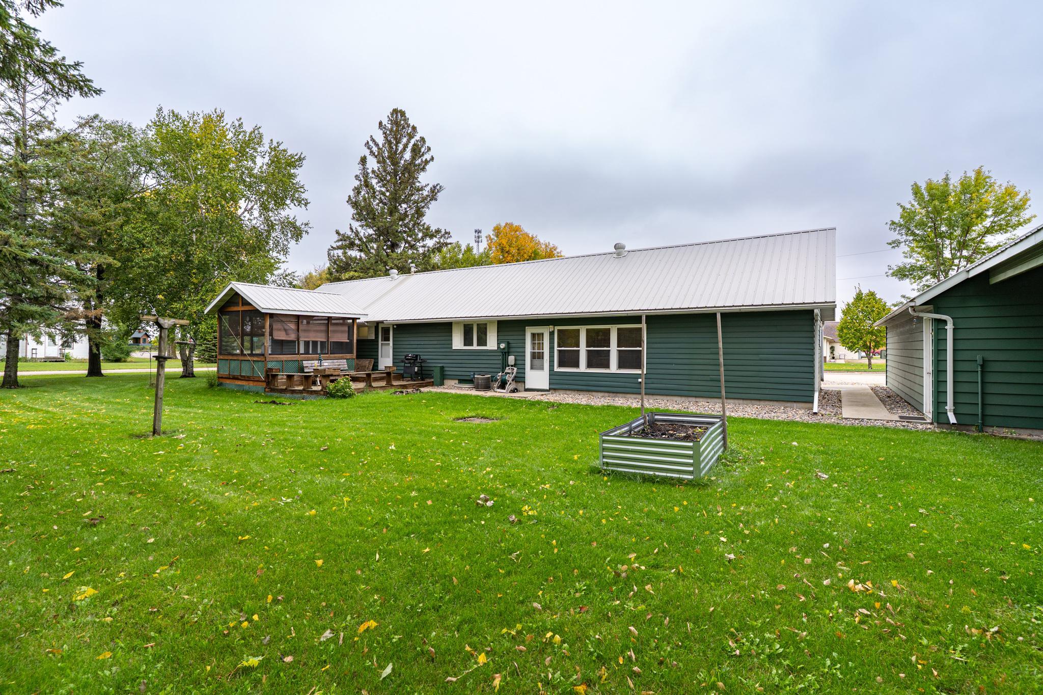 1930 single family home for sale at 402 Toupin Street in Oklee, MN — 2 bed, 2 bath (photo 34 of 47)