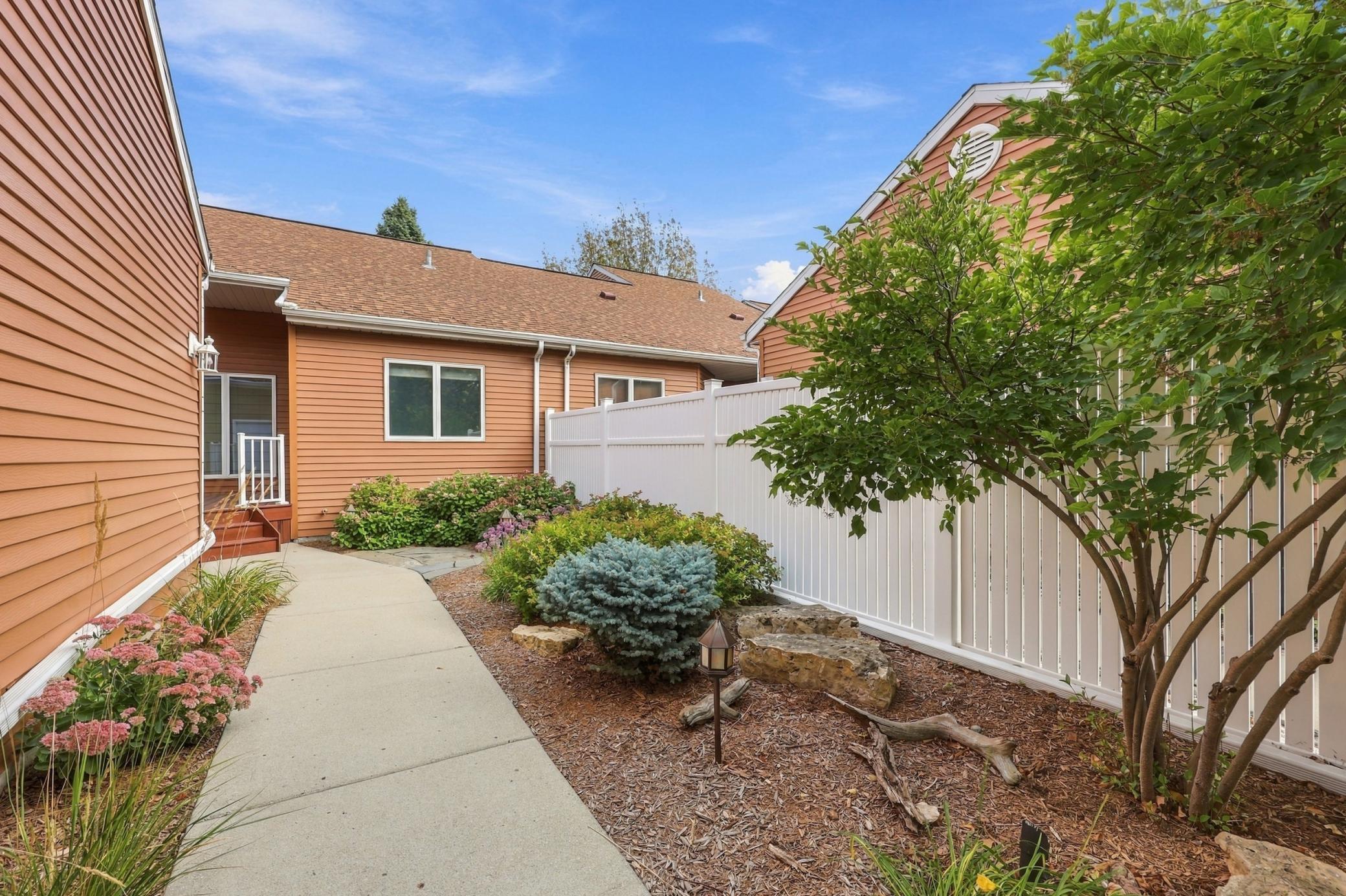 1984 townhouse for sale at 3307 W Prairiewood Drive S in Fargo, ND — 3 bed, 3 bath (photo 3 of 50)