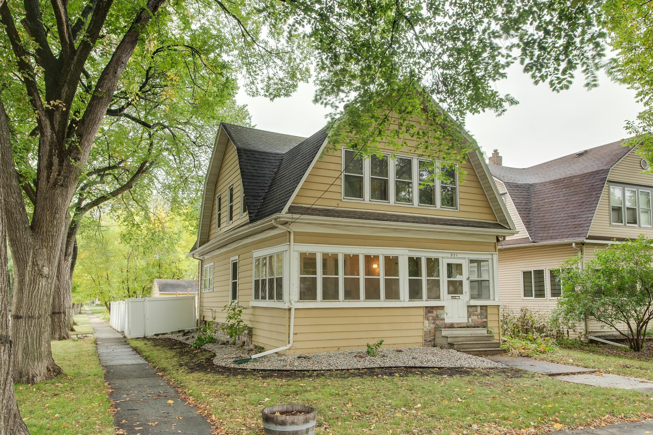 1917 single family home for sale at 921 10th Street S in Fargo, ND — 4 bed, 2 bath (photo 2 of 51)