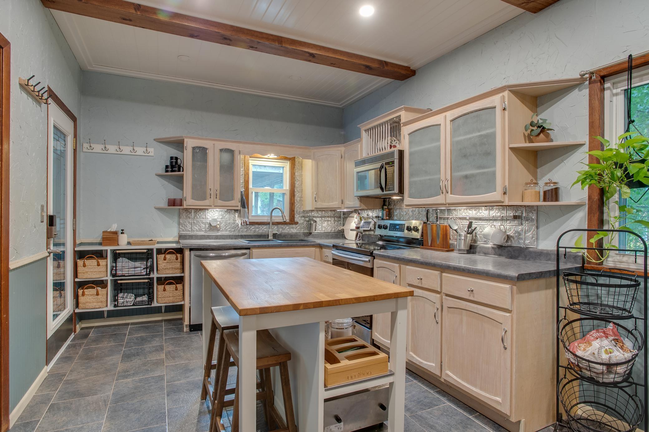 1917 single family home for sale at 921 10th Street S in Fargo, ND — 4 bed, 2 bath (photo 18 of 51)