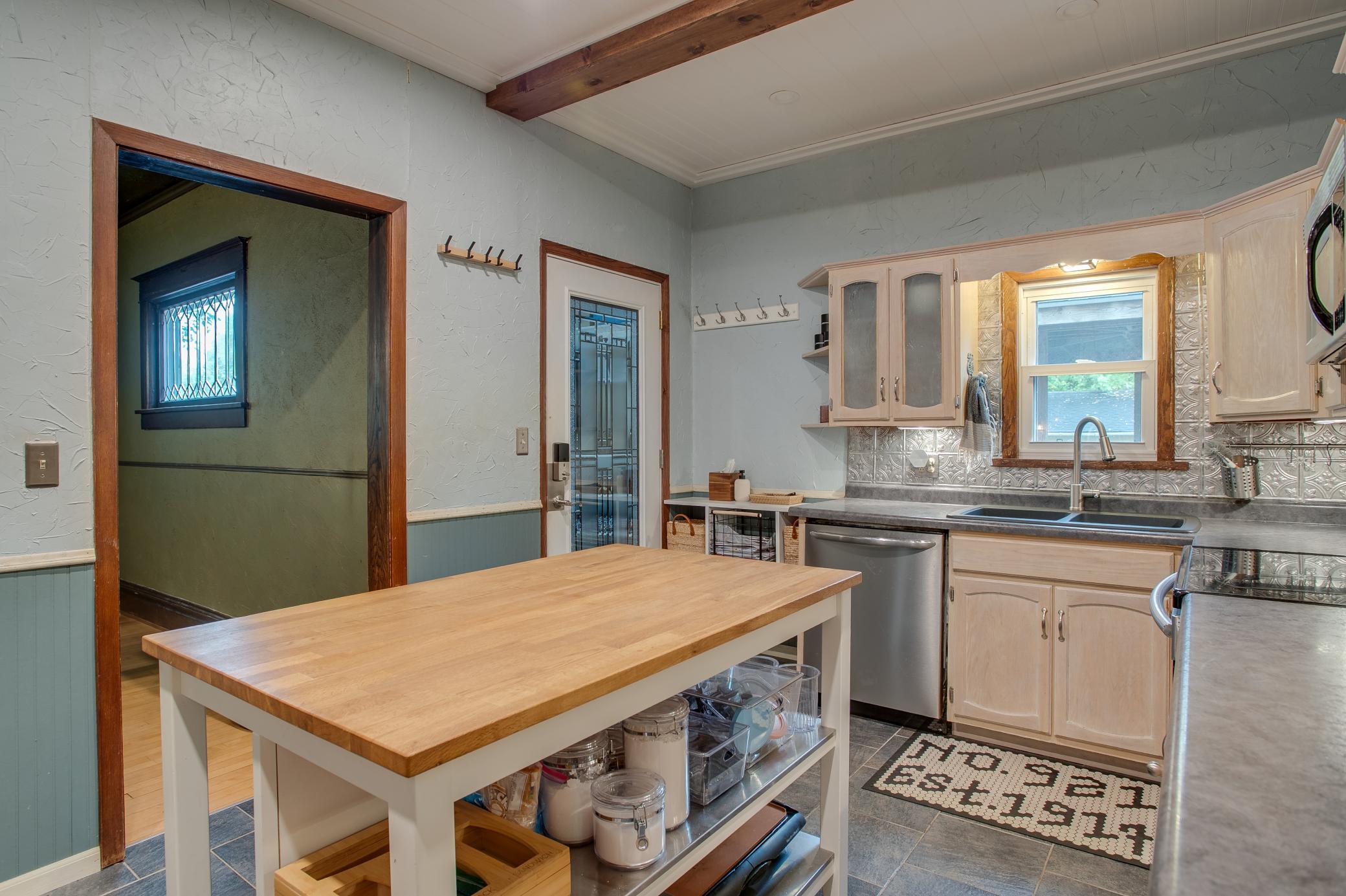 1917 single family home for sale at 921 10th Street S in Fargo, ND — 4 bed, 2 bath (photo 19 of 51)