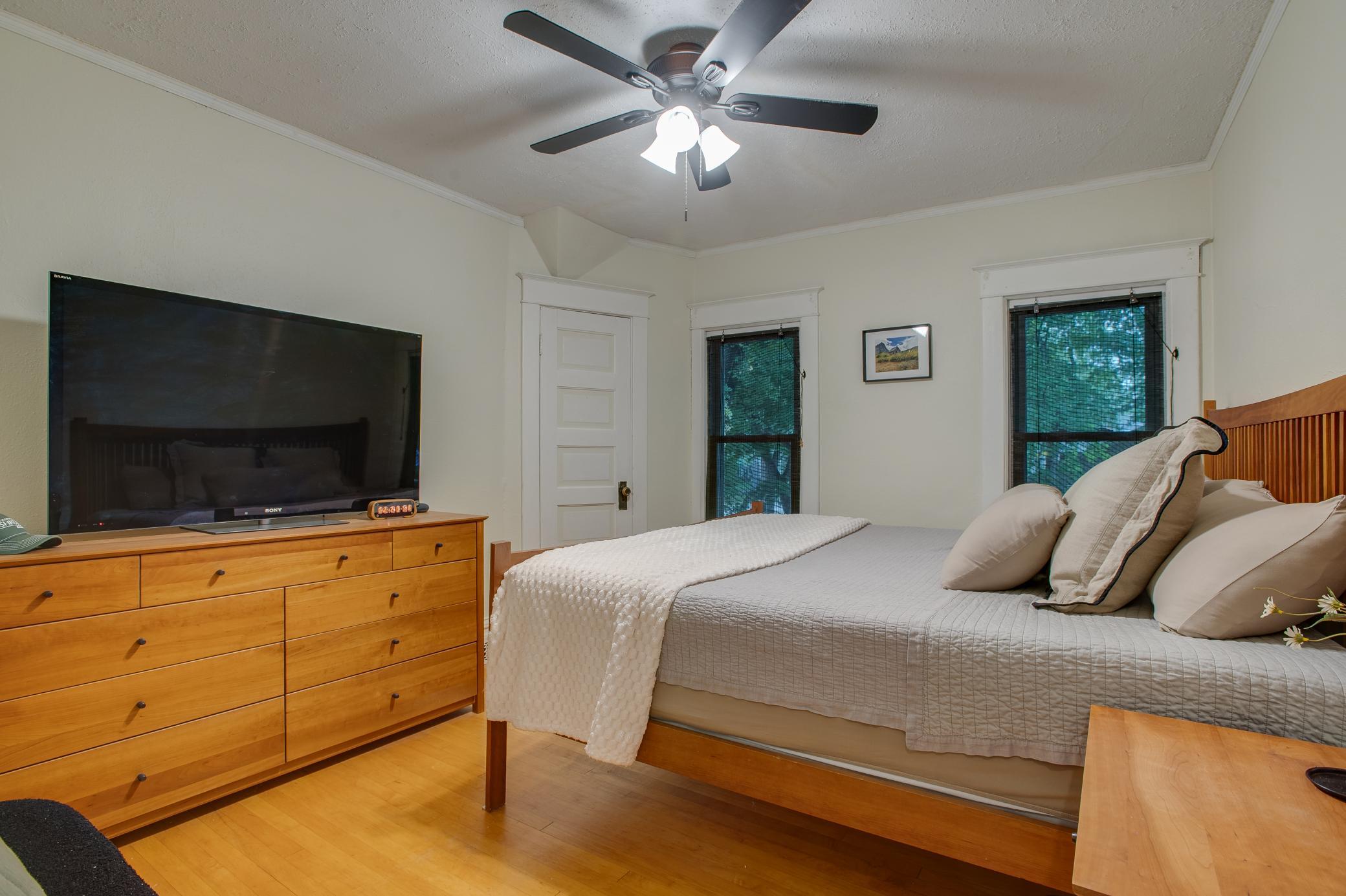 1917 single family home for sale at 921 10th Street S in Fargo, ND — 4 bed, 2 bath (photo 23 of 51)