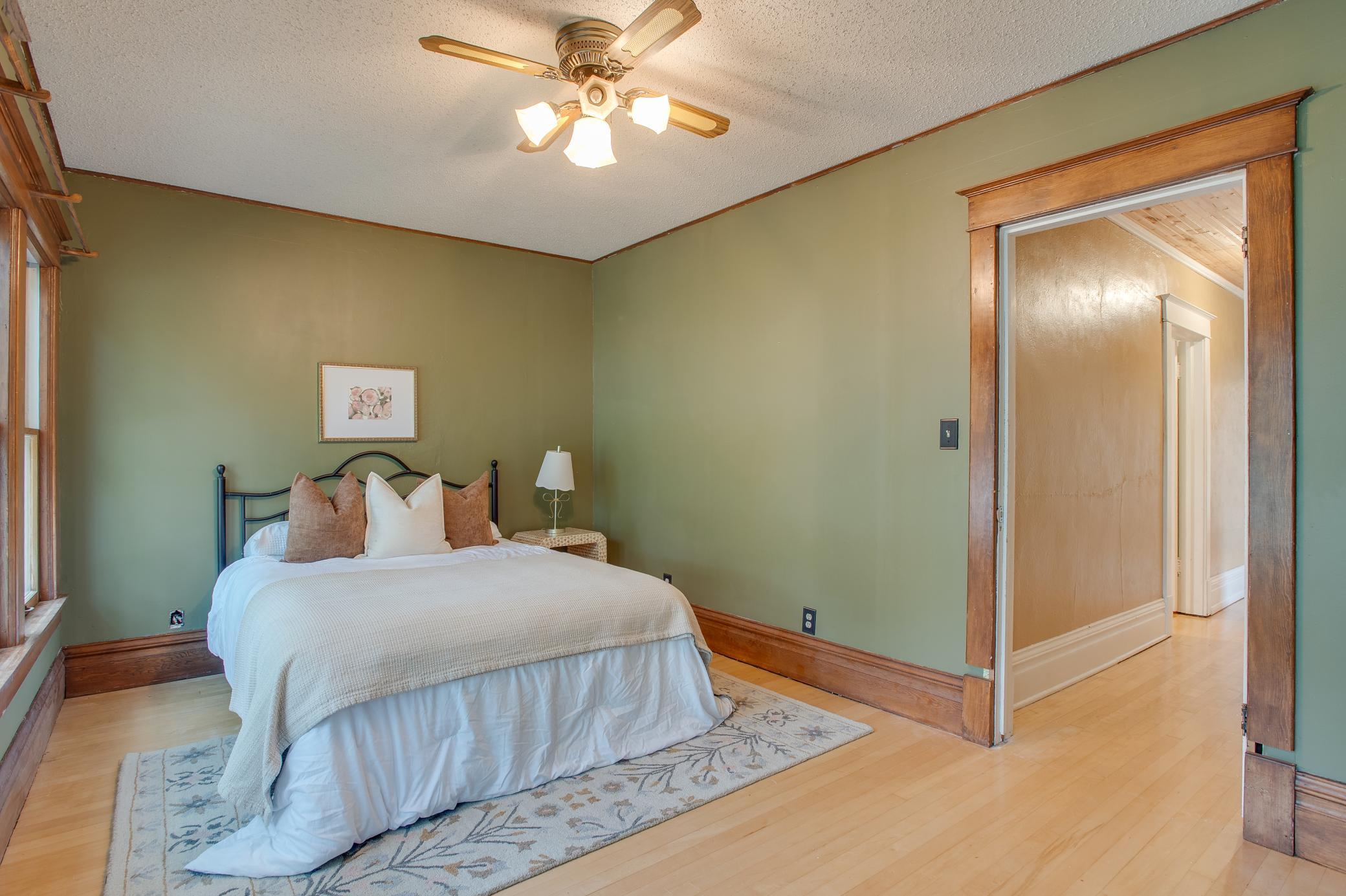 1917 single family home for sale at 921 10th Street S in Fargo, ND — 4 bed, 2 bath (photo 27 of 51)