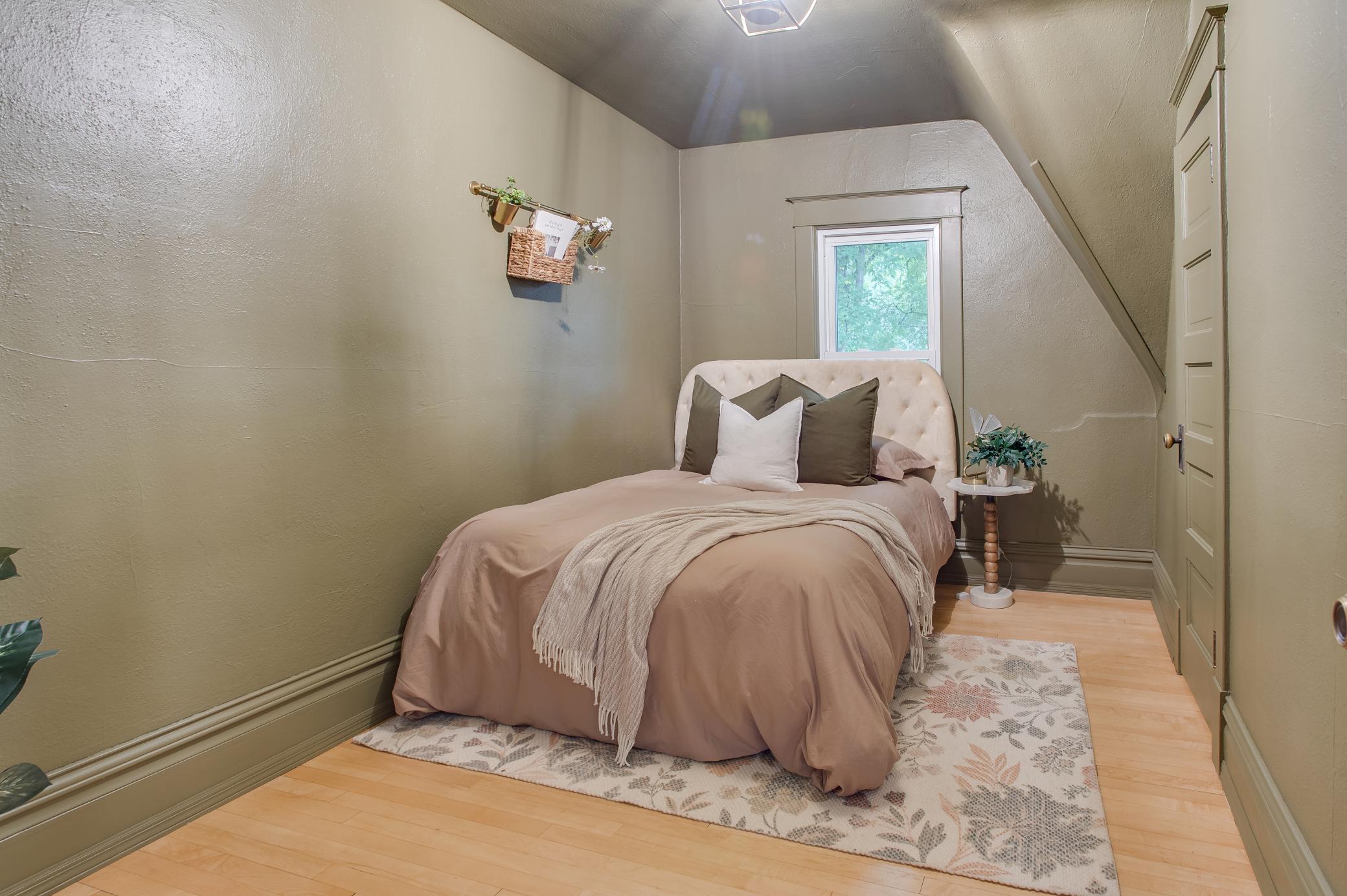 1917 single family home for sale at 921 10th Street S in Fargo, ND — 4 bed, 2 bath (photo 29 of 51)