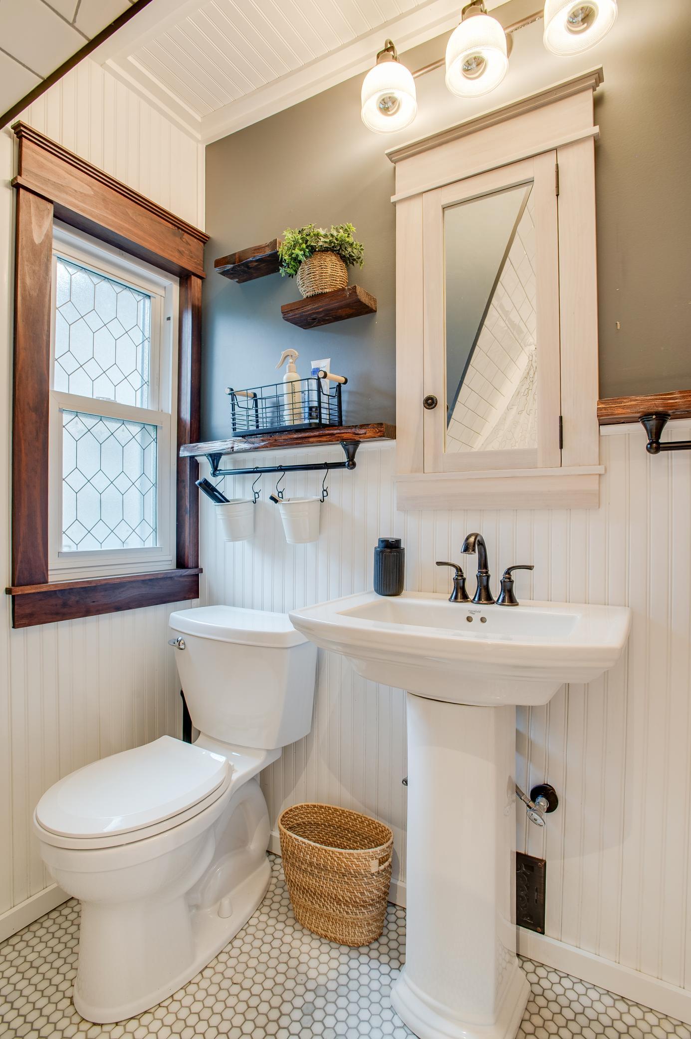 1917 single family home for sale at 921 10th Street S in Fargo, ND — 4 bed, 2 bath (photo 34 of 51)
