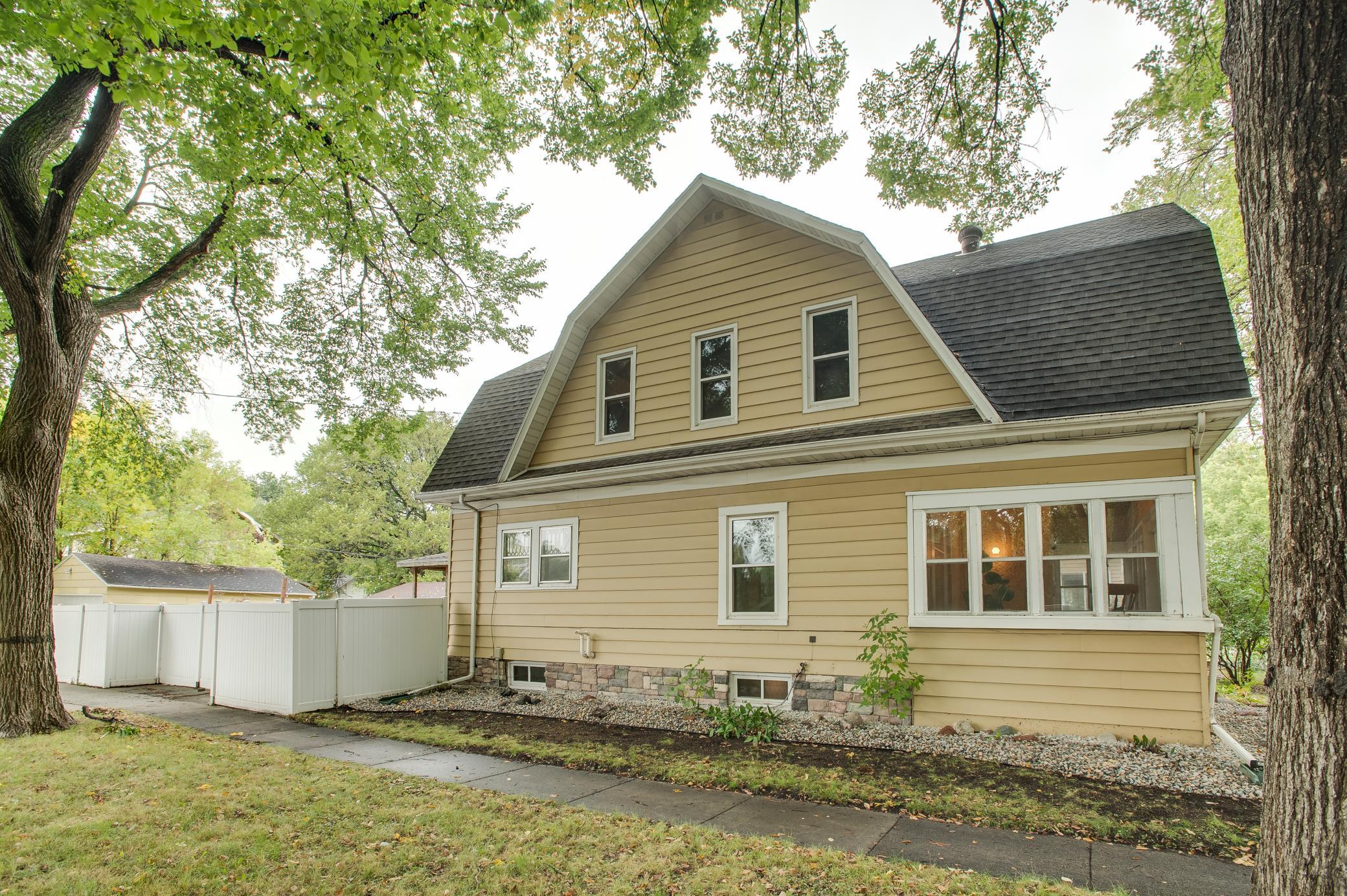 1917 single family home for sale at 921 10th Street S in Fargo, ND — 4 bed, 2 bath (photo 41 of 51)