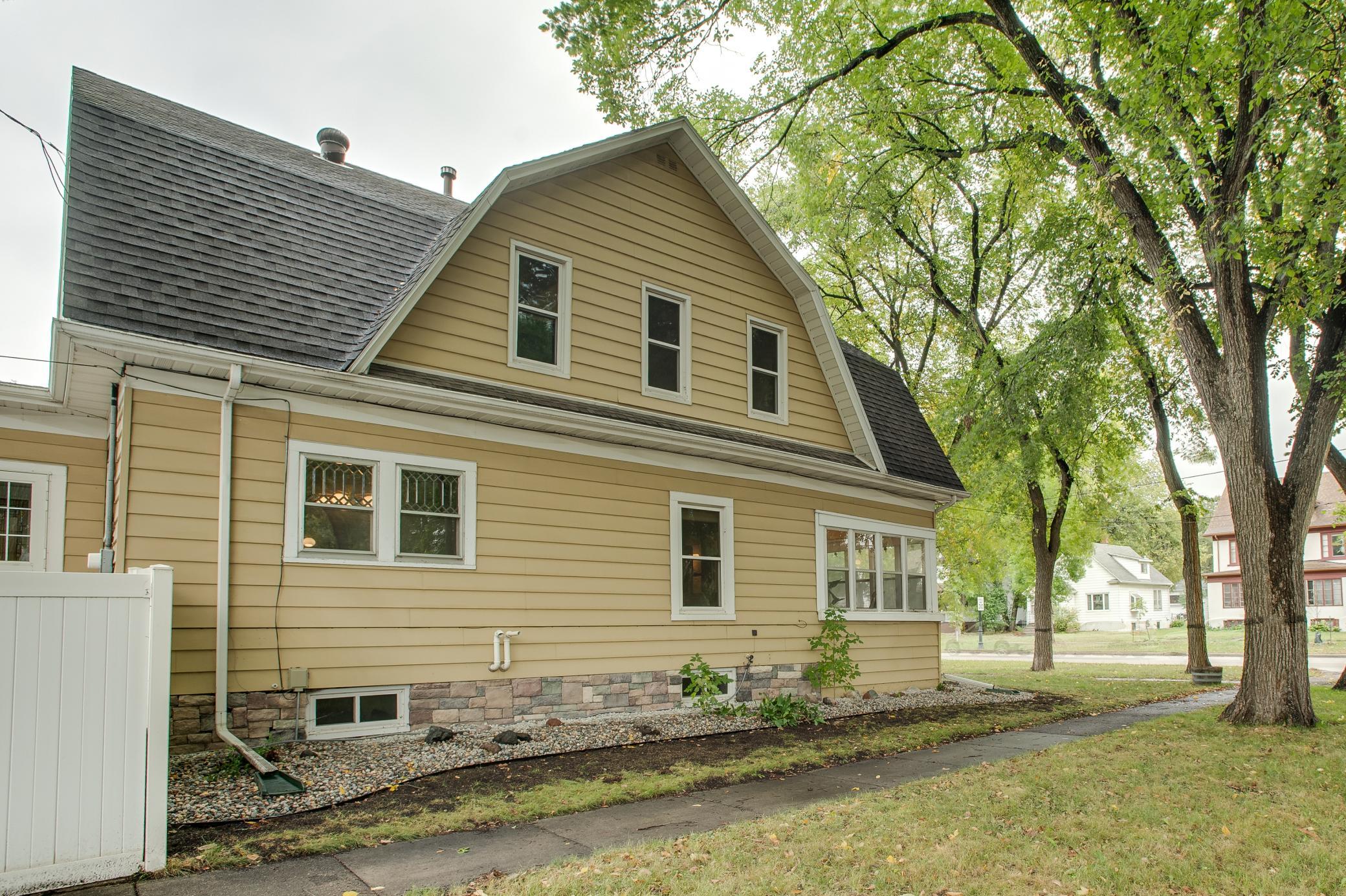 1917 single family home for sale at 921 10th Street S in Fargo, ND — 4 bed, 2 bath (photo 42 of 51)
