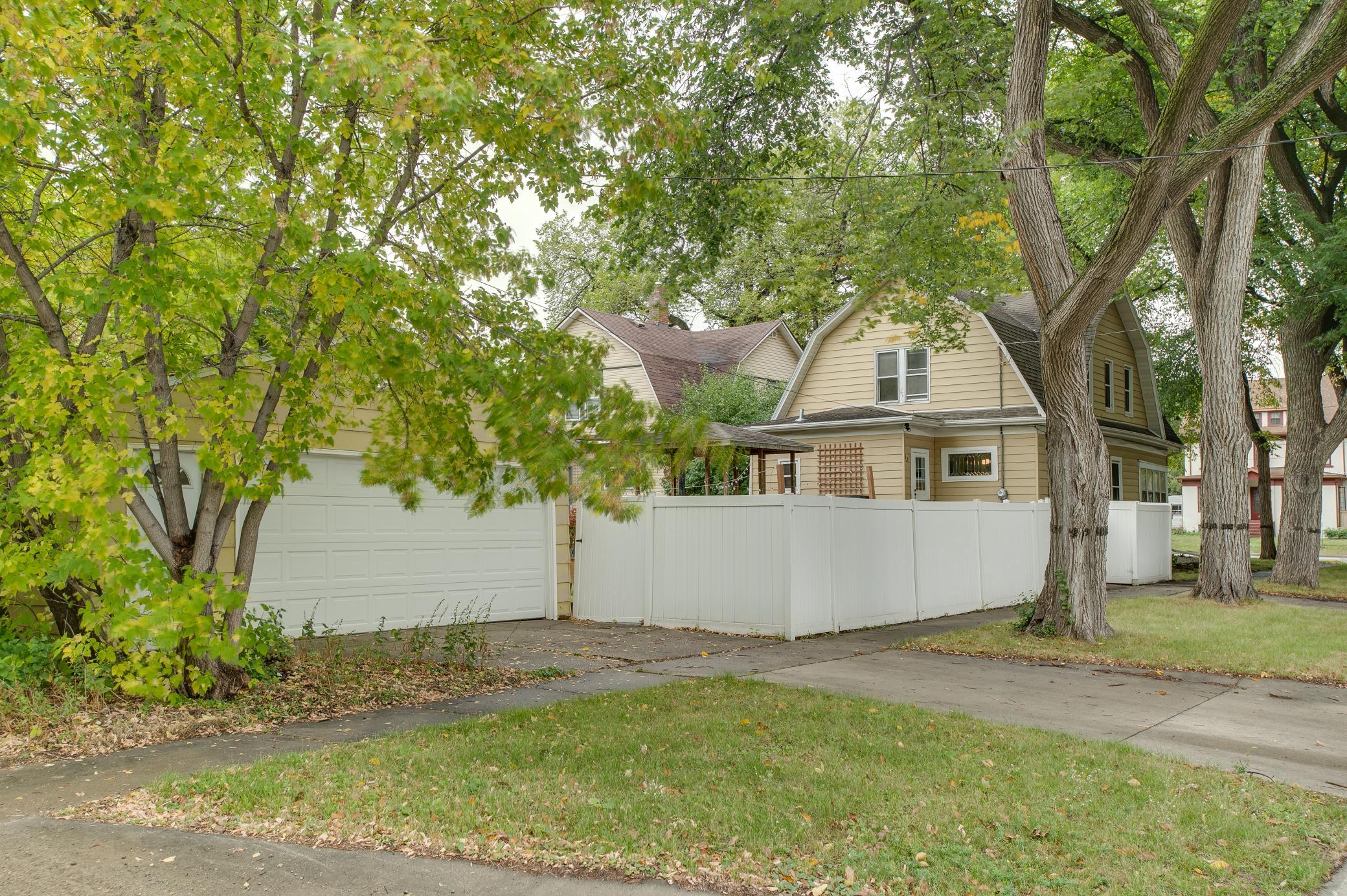 1917 single family home for sale at 921 10th Street S in Fargo, ND — 4 bed, 2 bath (photo 51 of 51)