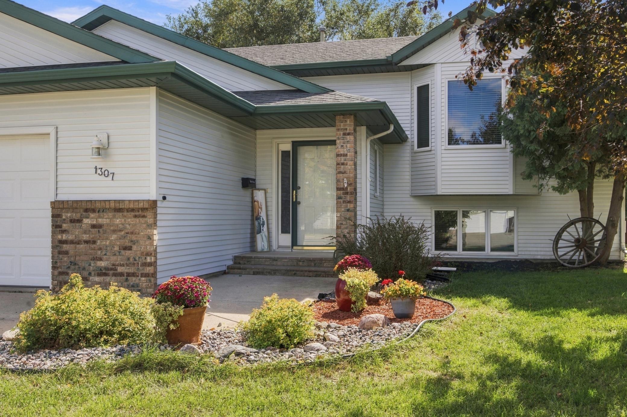 1996 single family home for sale at 1307 4th Avenue E in West Fargo, ND — 4 bed, 2 bath (photo 2 of 33)