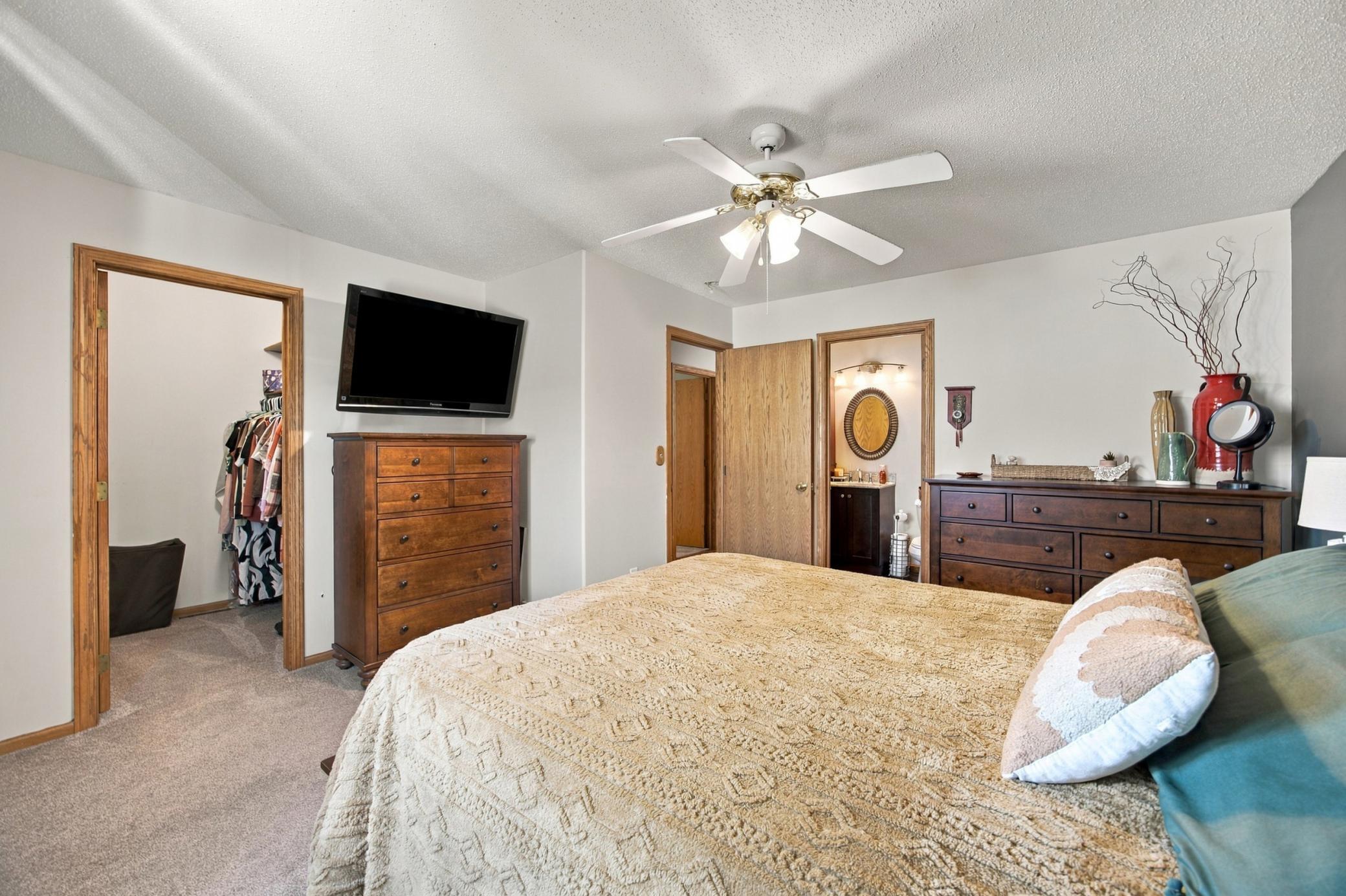 1996 single family home for sale at 1307 4th Avenue E in West Fargo, ND — 4 bed, 2 bath (photo 13 of 33)