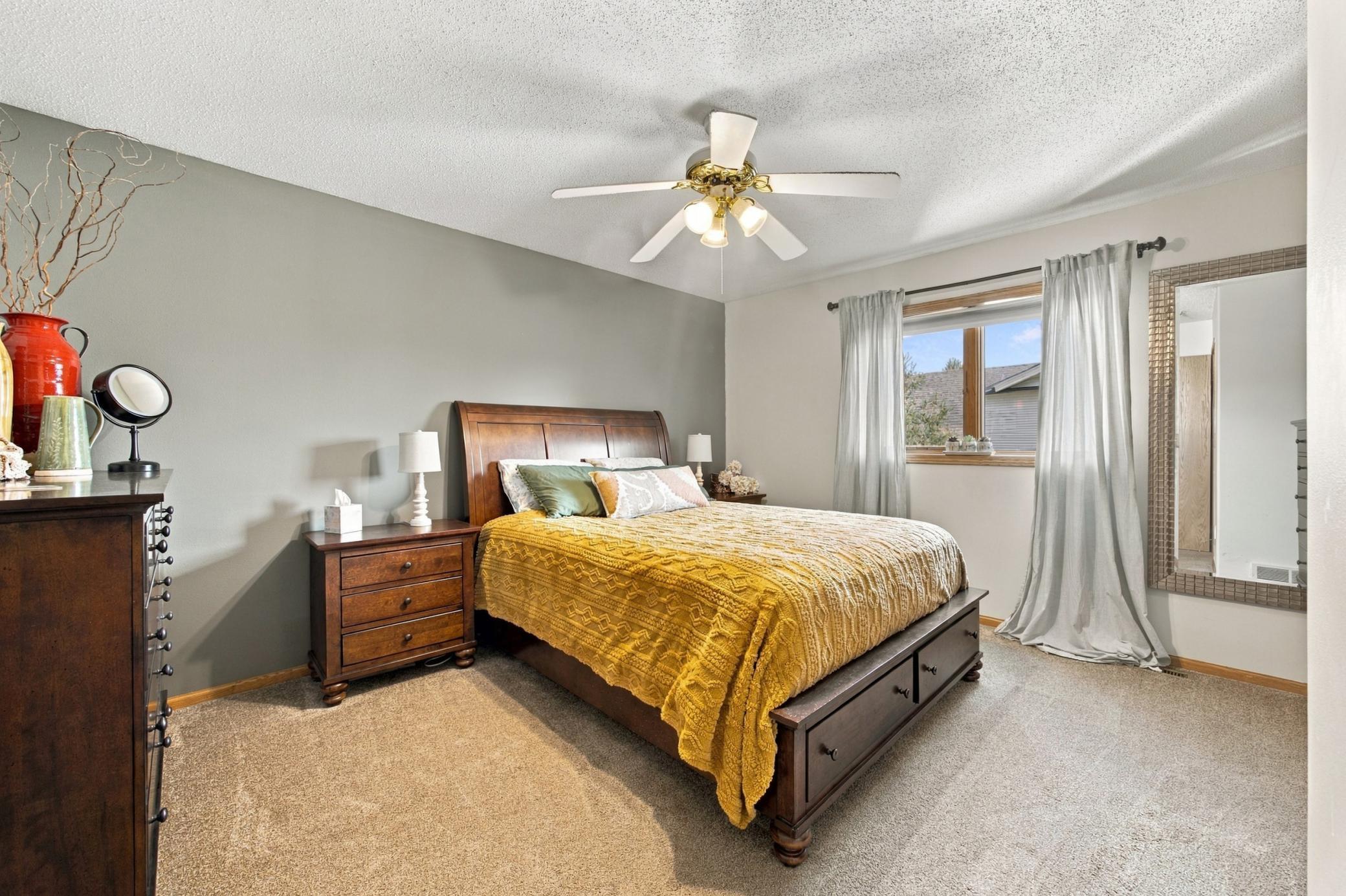1996 single family home for sale at 1307 4th Avenue E in West Fargo, ND — 4 bed, 2 bath (photo 14 of 33)