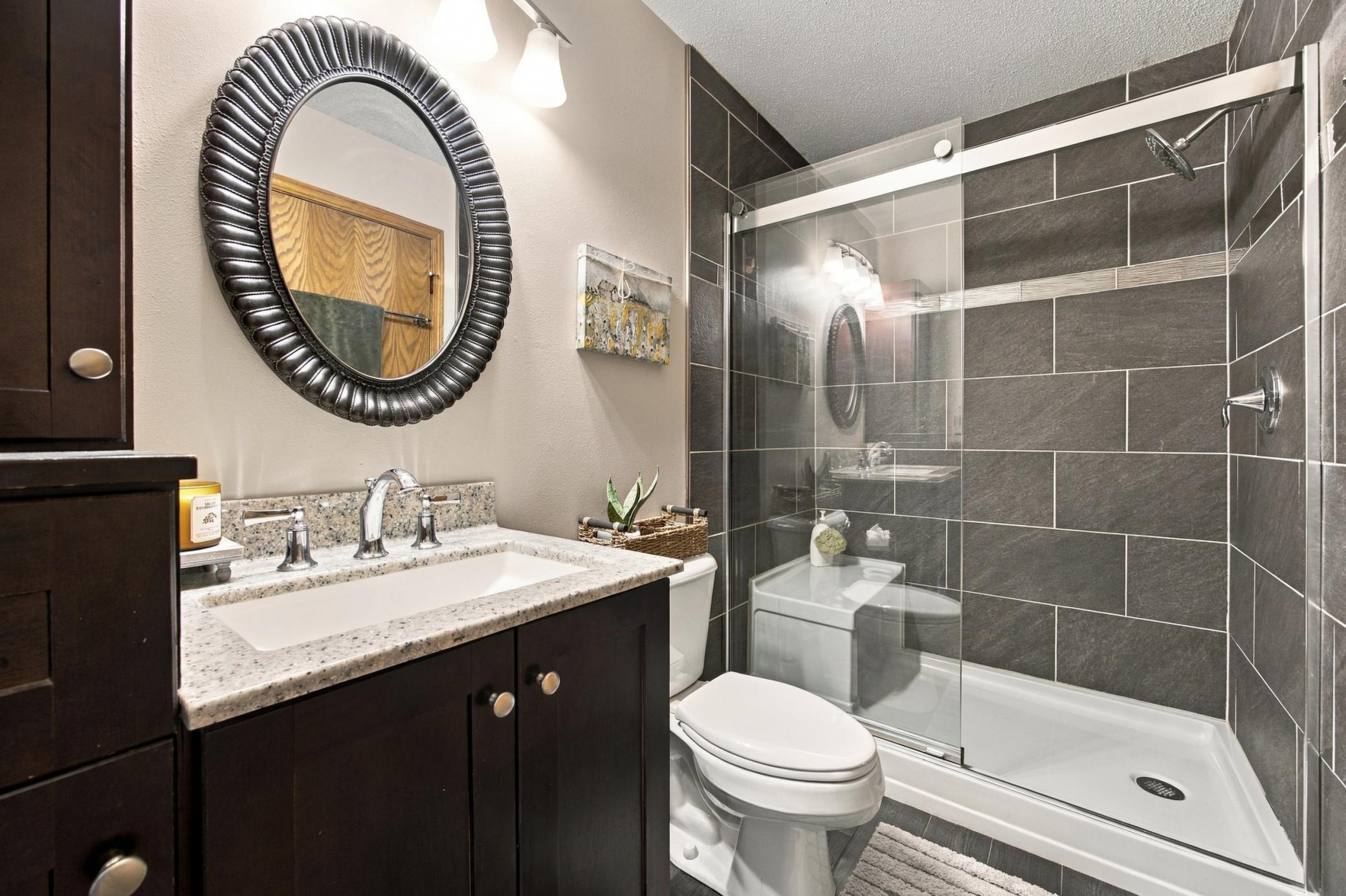 1996 single family home for sale at 1307 4th Avenue E in West Fargo, ND — 4 bed, 2 bath (photo 17 of 33)
