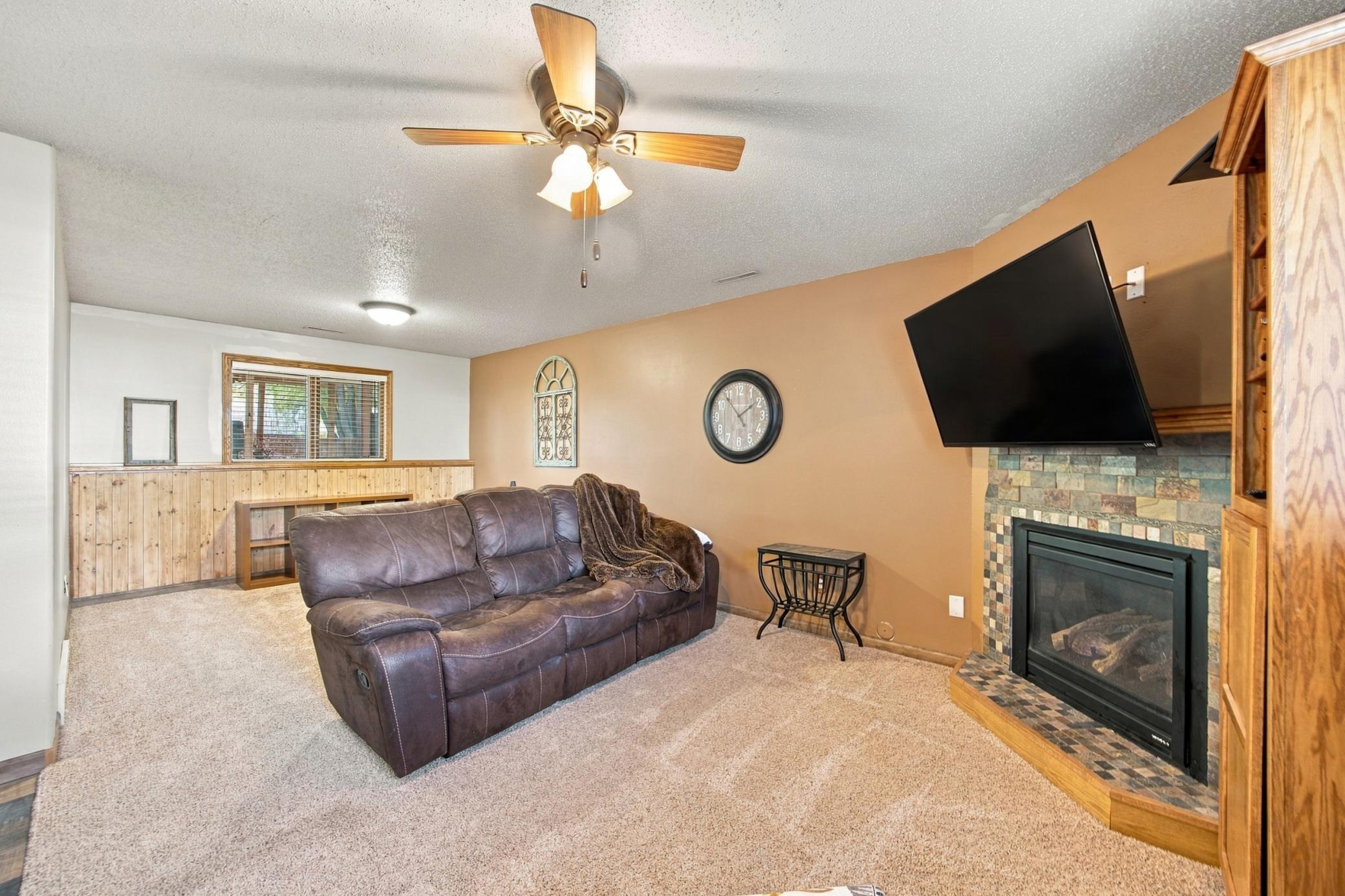 1996 single family home for sale at 1307 4th Avenue E in West Fargo, ND — 4 bed, 2 bath (photo 18 of 33)