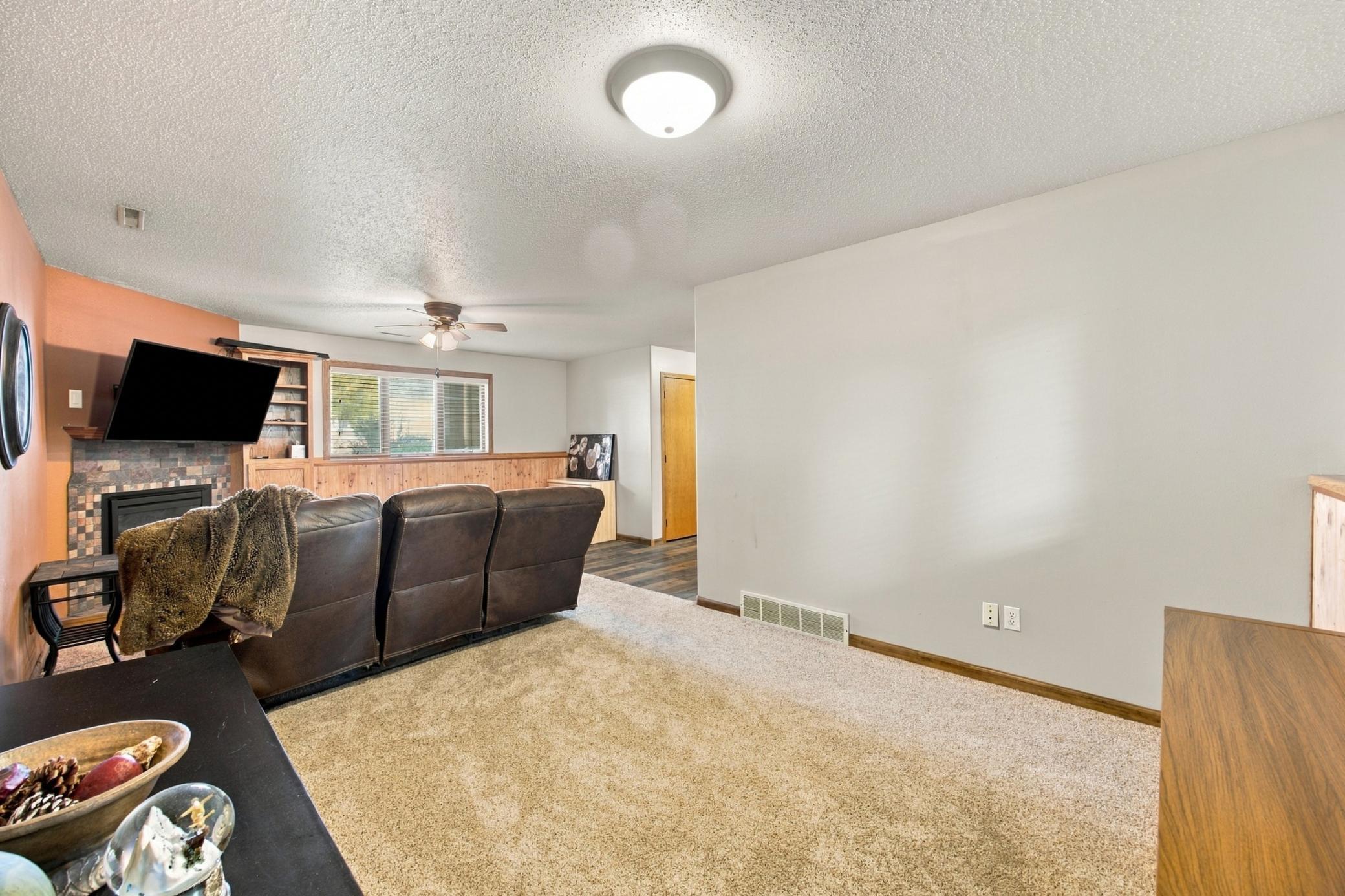 1996 single family home for sale at 1307 4th Avenue E in West Fargo, ND — 4 bed, 2 bath (photo 19 of 33)