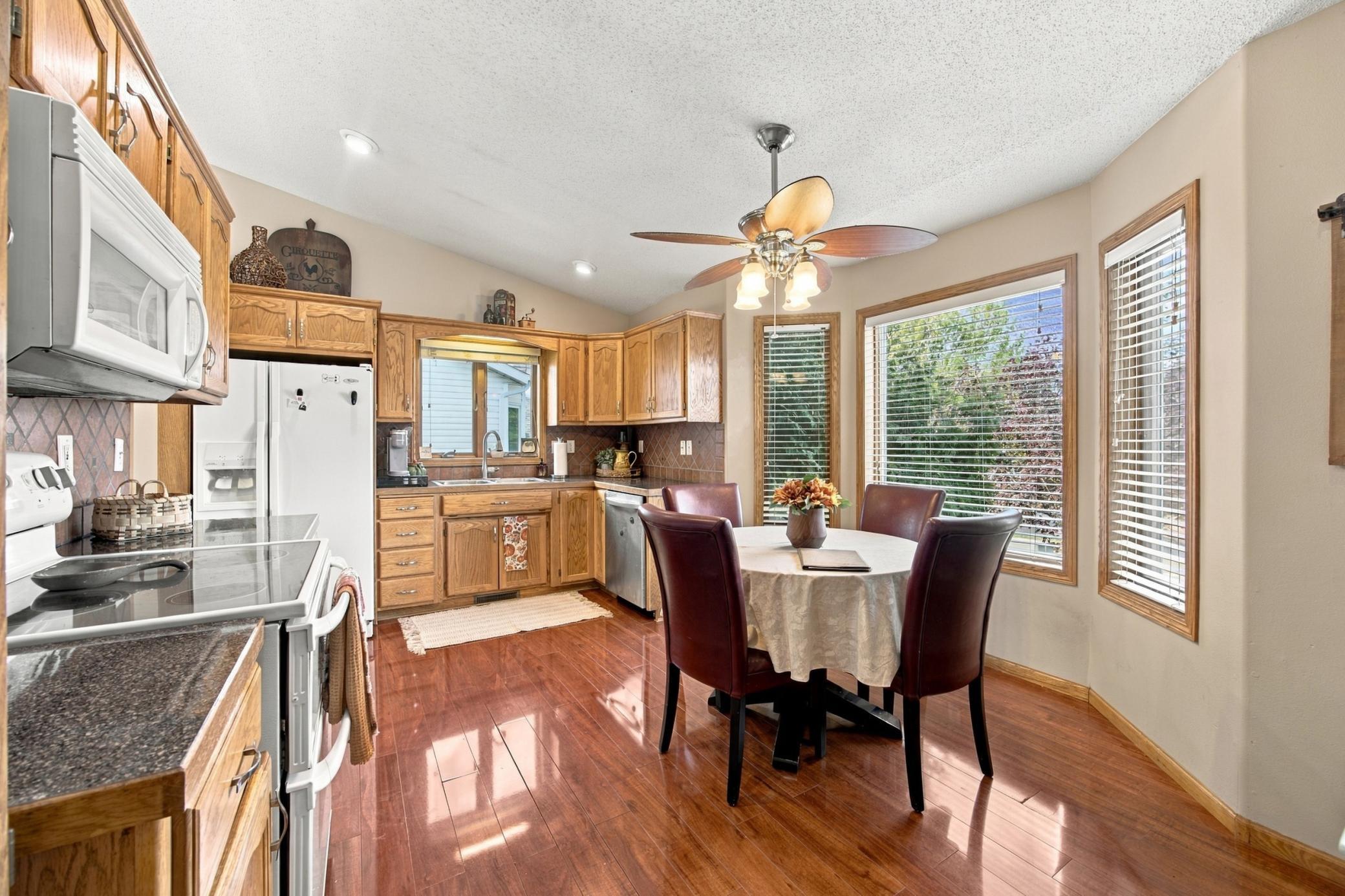1996 single family home for sale at 1307 4th Avenue E in West Fargo, ND — 4 bed, 2 bath (photo 5 of 33)