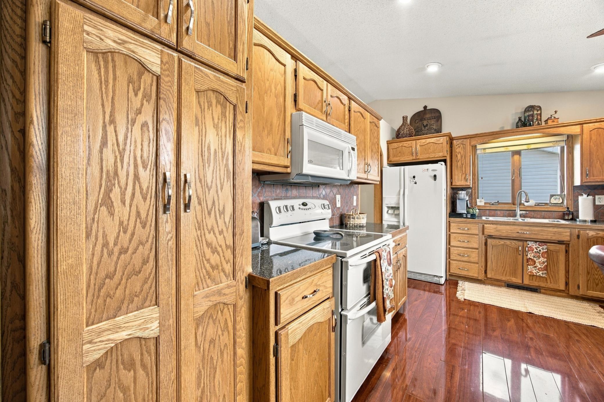 1996 single family home for sale at 1307 4th Avenue E in West Fargo, ND — 4 bed, 2 bath (photo 7 of 33)