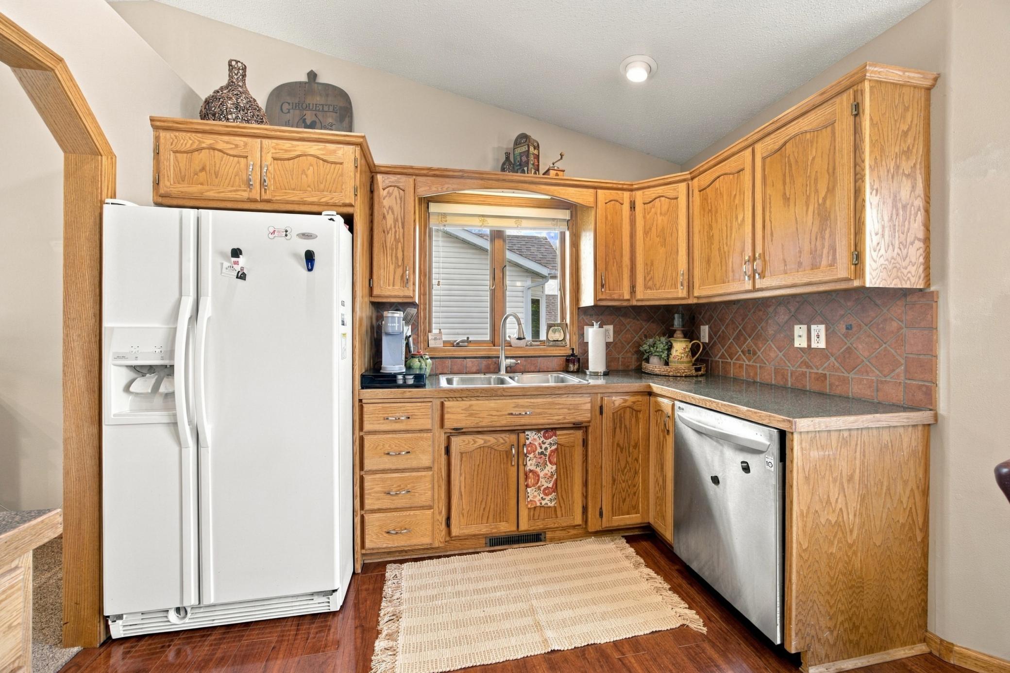 1996 single family home for sale at 1307 4th Avenue E in West Fargo, ND — 4 bed, 2 bath (photo 8 of 33)