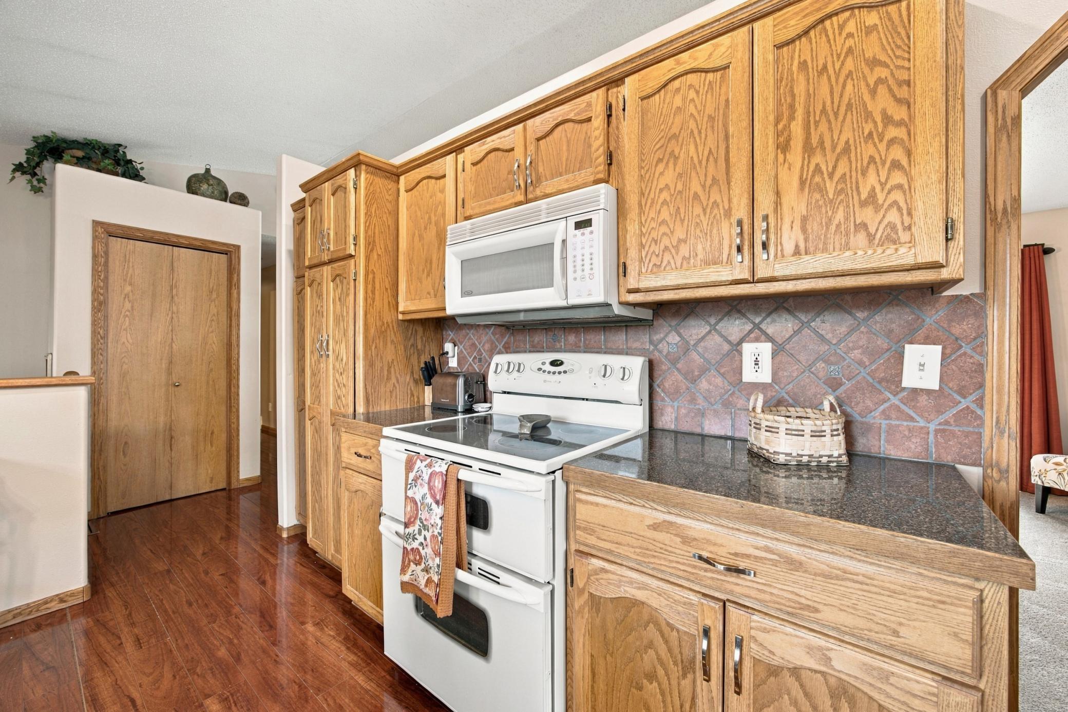 1996 single family home for sale at 1307 4th Avenue E in West Fargo, ND — 4 bed, 2 bath (photo 9 of 33)