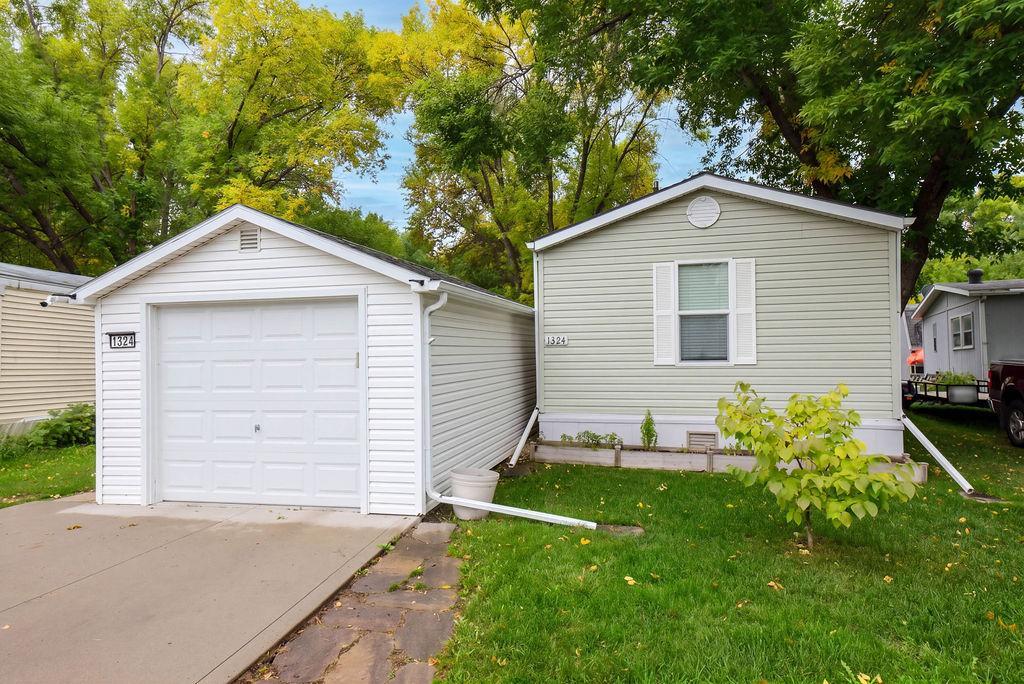 2008 single family home for sale at 1324 Sandstone Drive in West Fargo, ND — 3 bed, 2 bath (photo 3 of 30)
