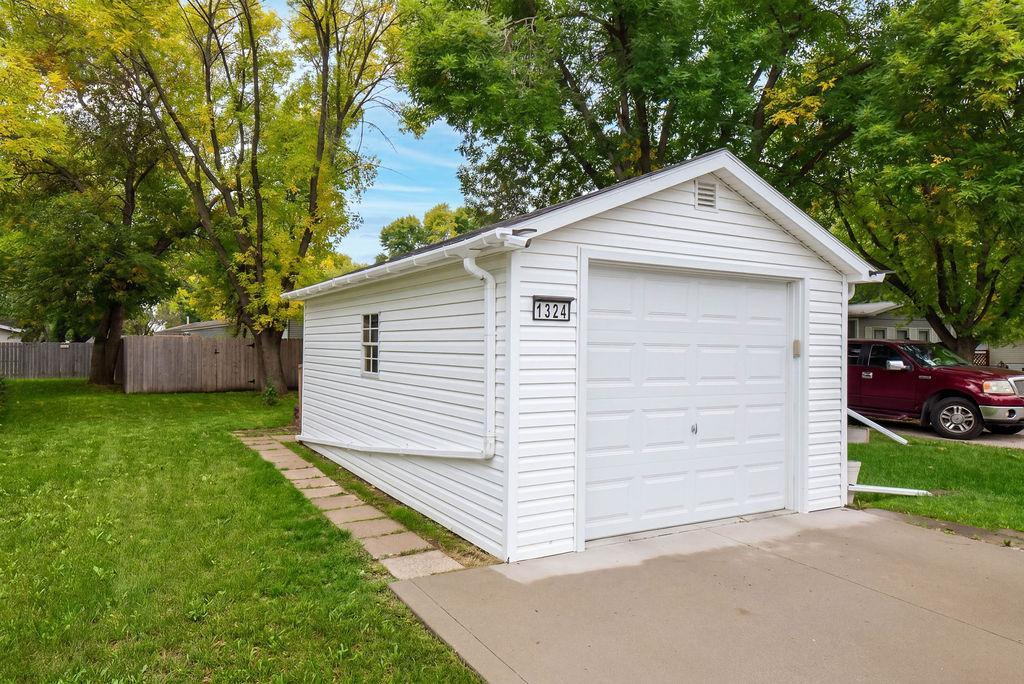 2008 single family home for sale at 1324 Sandstone Drive in West Fargo, ND — 3 bed, 2 bath (photo 4 of 30)