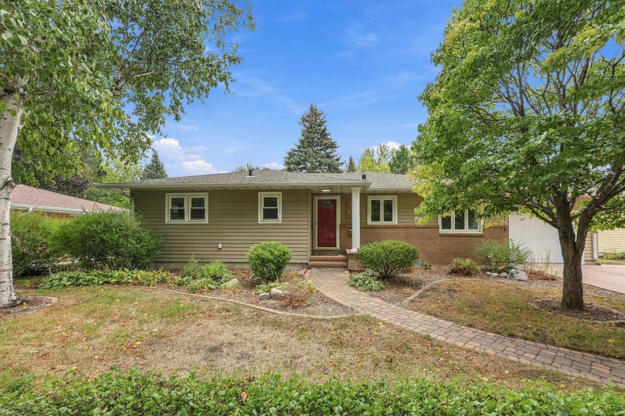 1960 single family home for sale at 2831 Edgewood Drive N in Fargo, ND — 4 bed, 2 bath (photo 2 of 45)